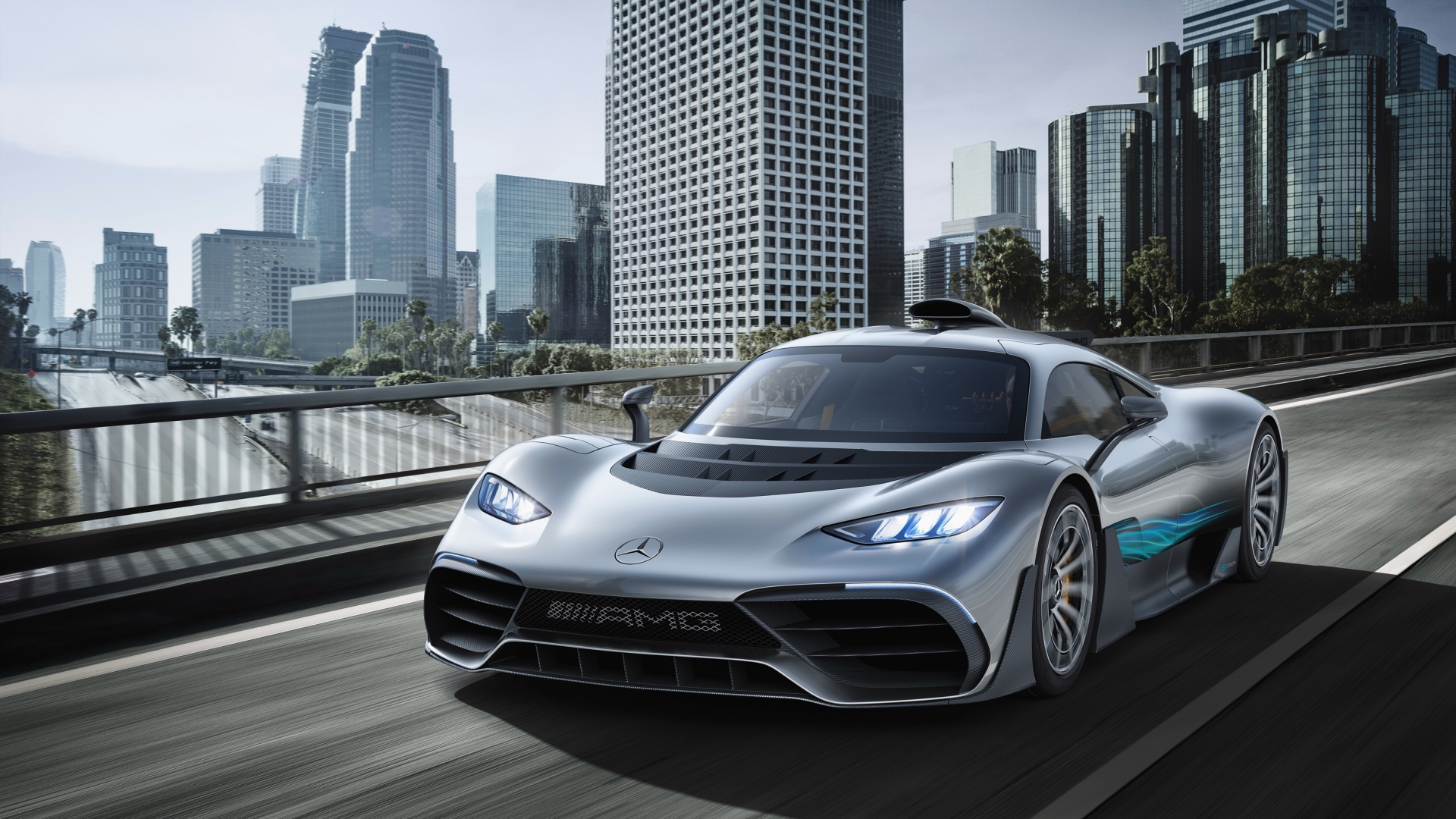 Серебристый спортивный автомобиль Mercedes-AMG Project One на фоне города