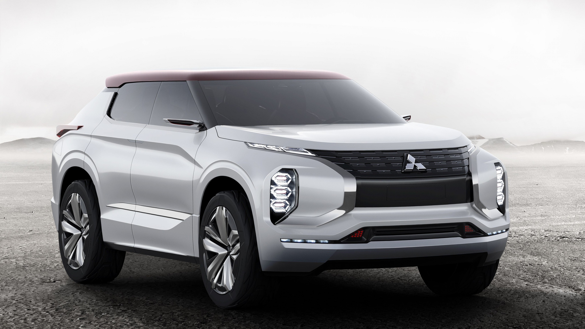 Серебристый внедорожник  Mitsubishi GT-PHEV