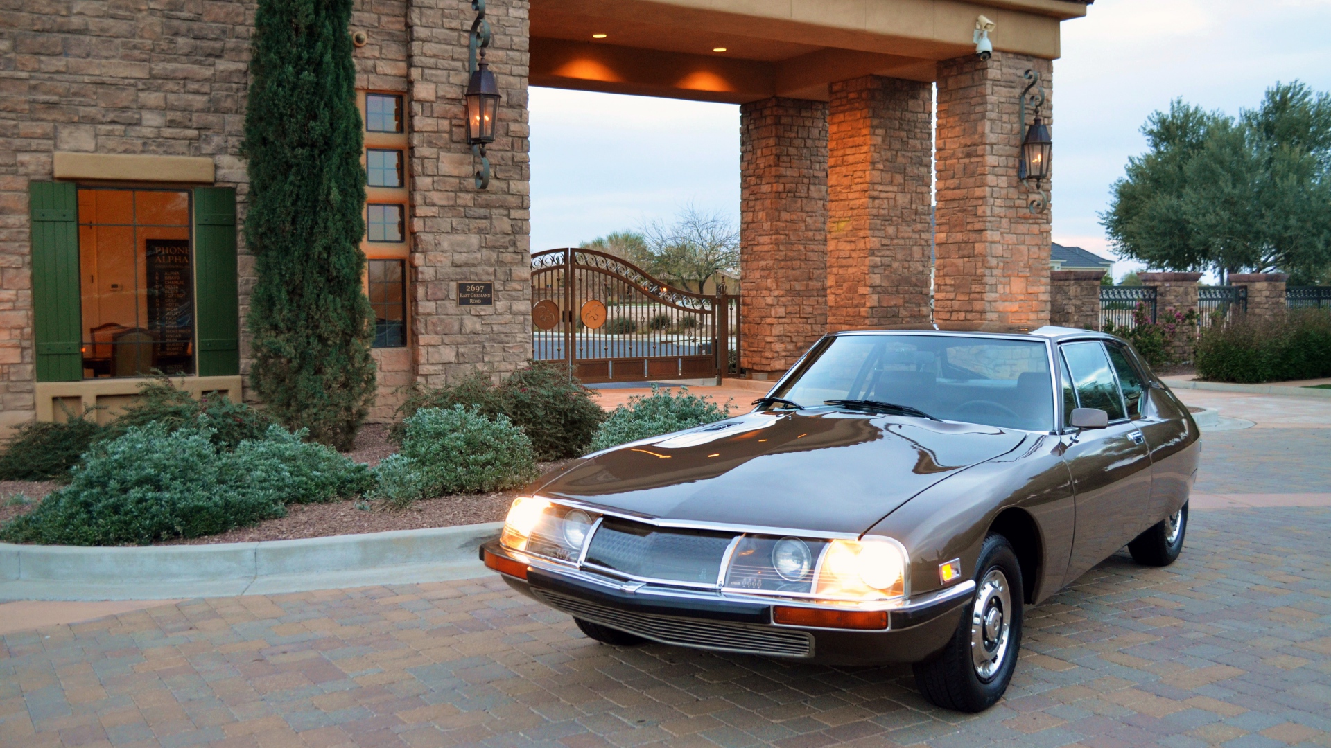 Автомобиль  Citroy с включенными фарами