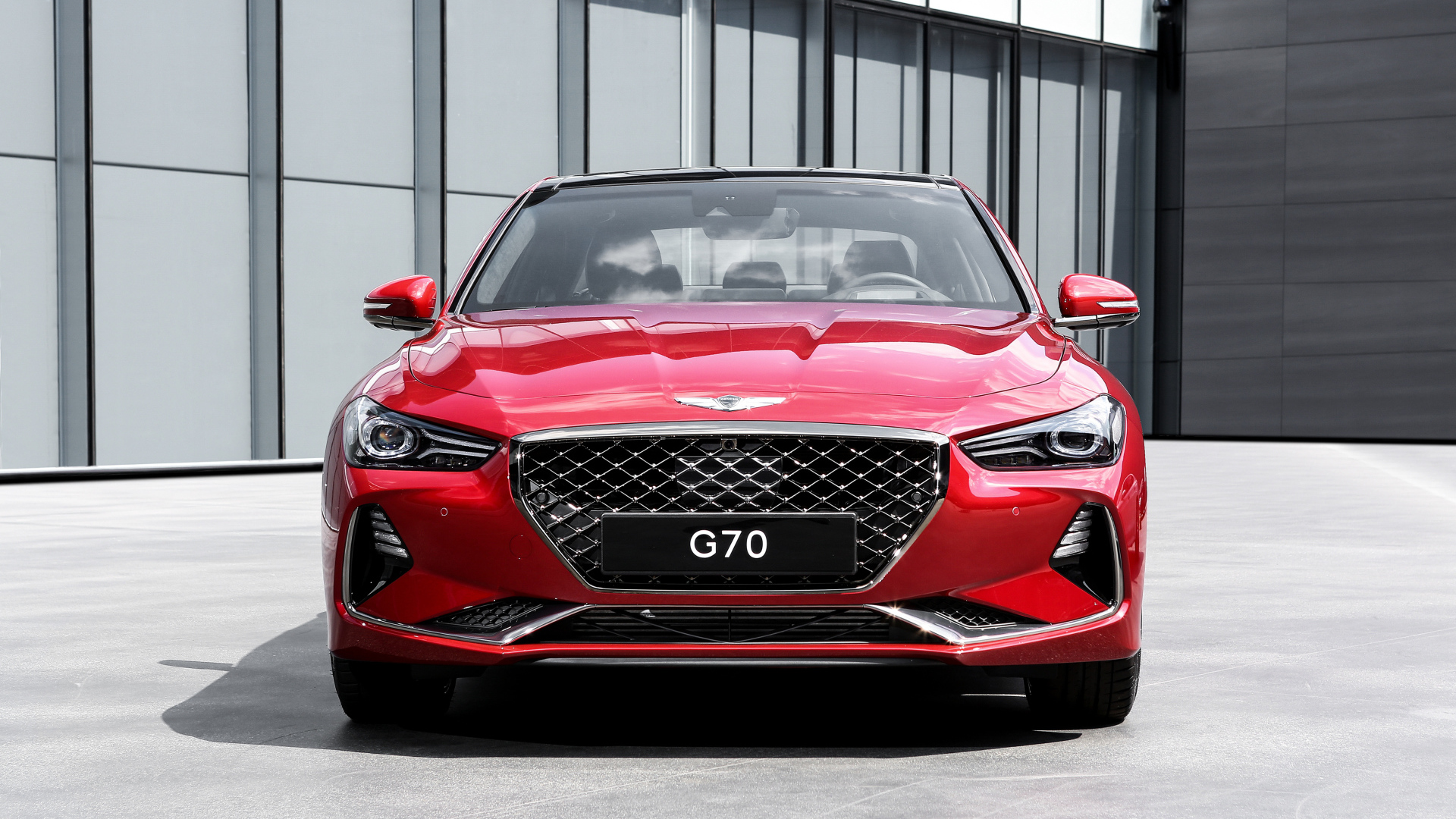 Красный автомобиль седан  Genesis G70, 2018 вид спереди