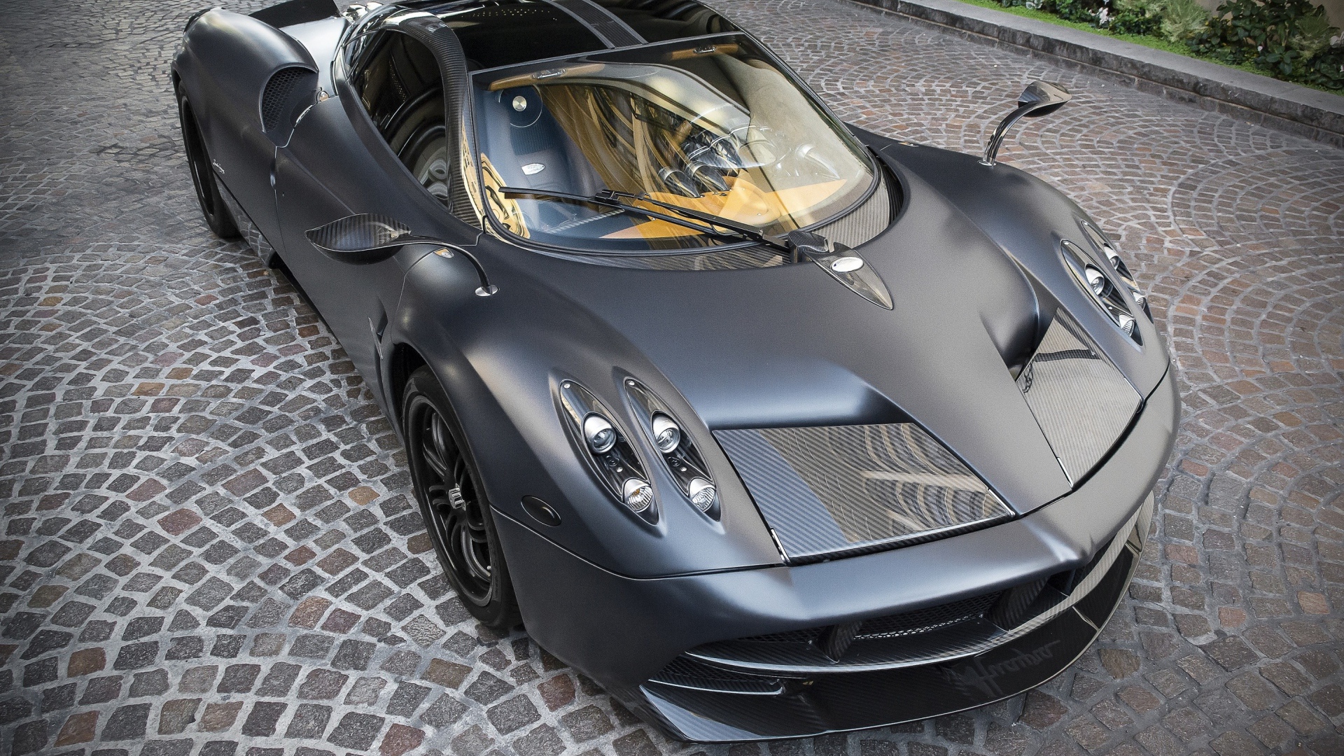 Серебристый автомобиль Pagani Huayra 