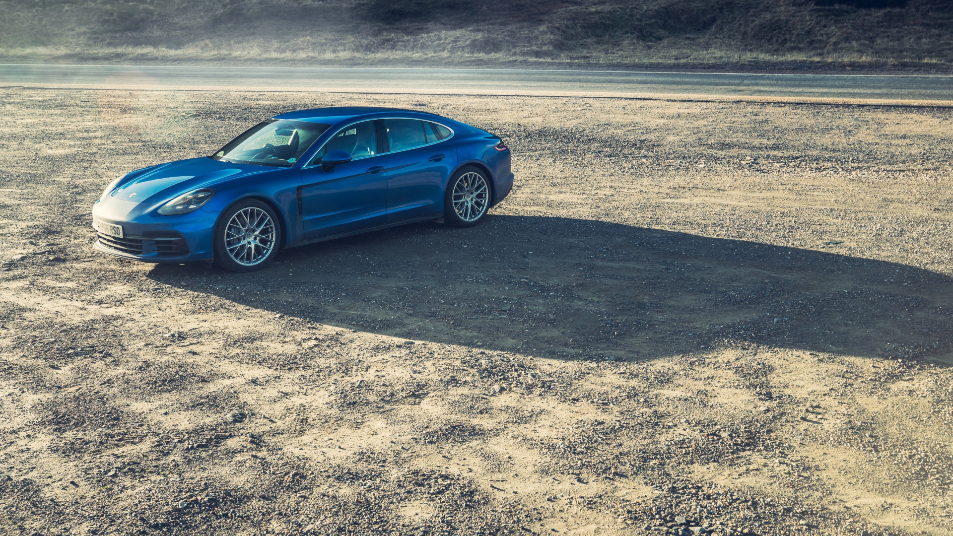 Голубой автомобиль Porsche Panamera Turbo