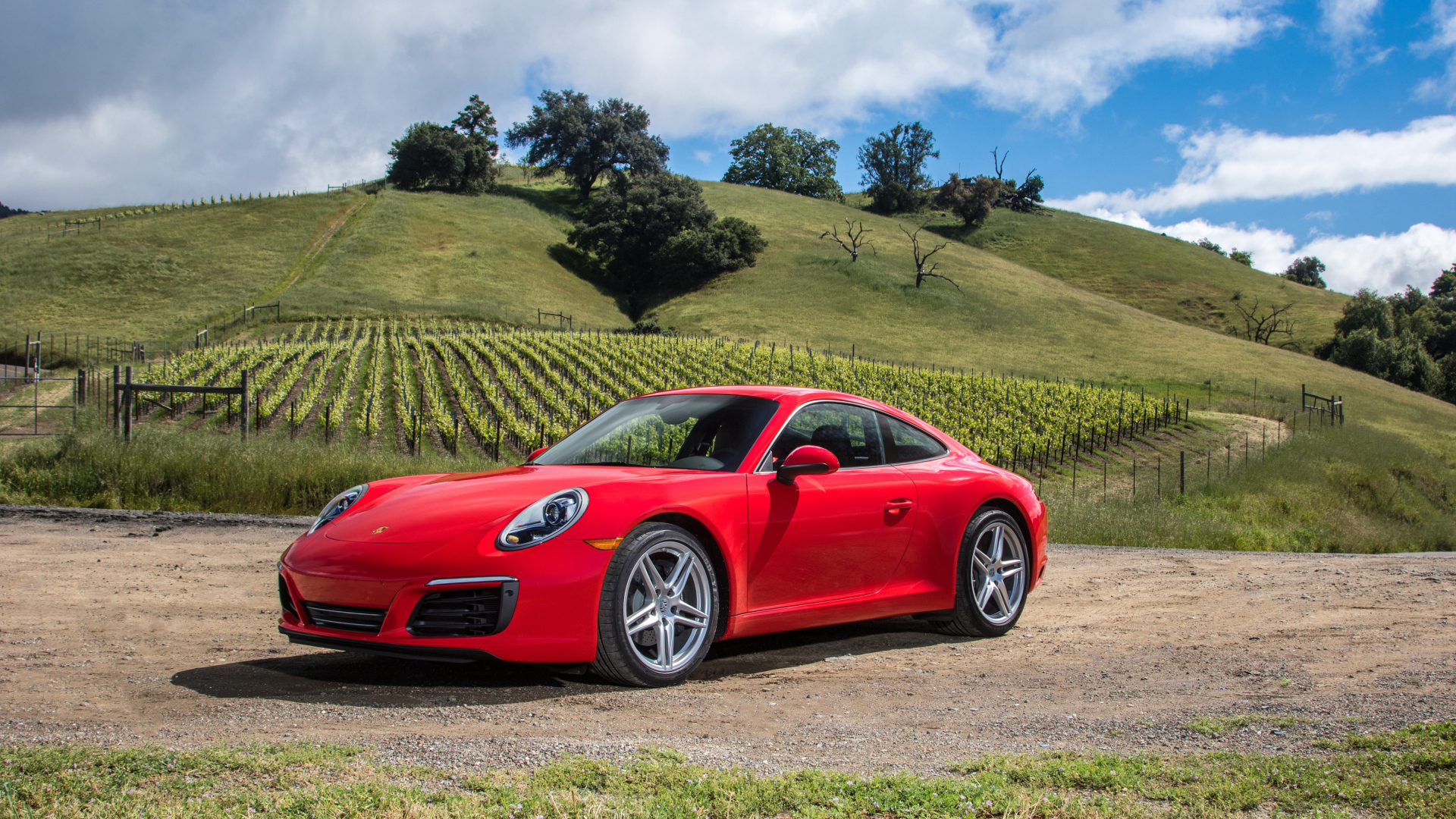 Автомобиль Porsche 911 Carrera Coupe,2017 красного цвета 