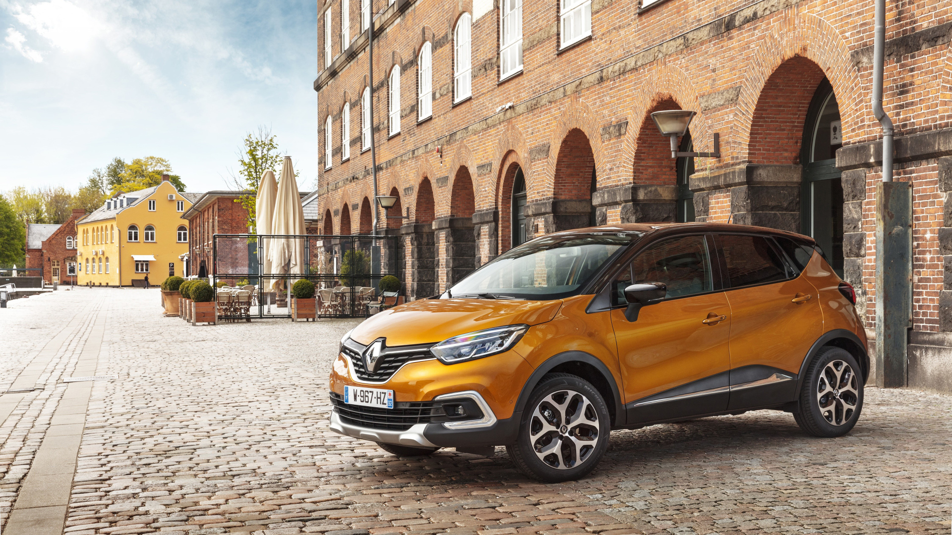 Автомобиль Renault Captur Worldwide, 2017  цвет оранжевый металлик