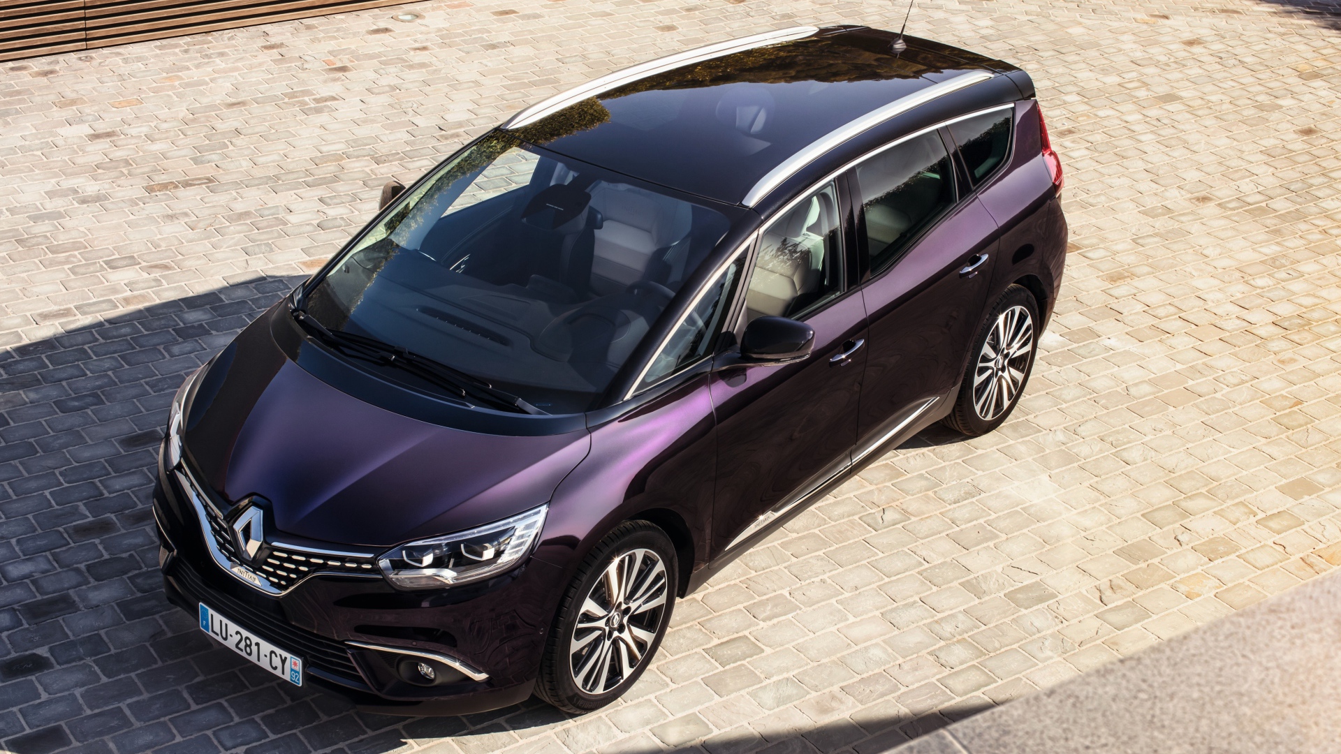 Фиолетовый автомобиль Renault Grand Scenic, 2017  вид сверху