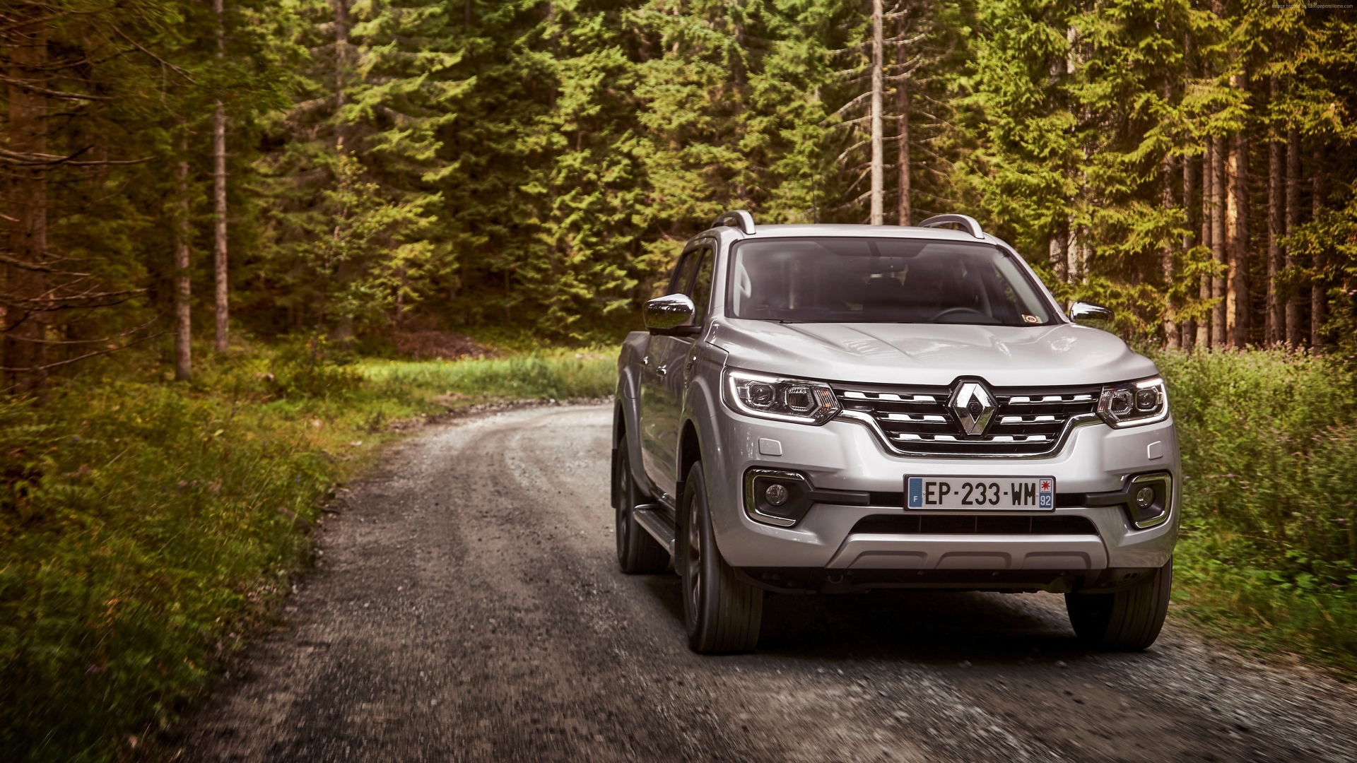 Серебристый пикап Renault Alaskan, 2017 в лесу