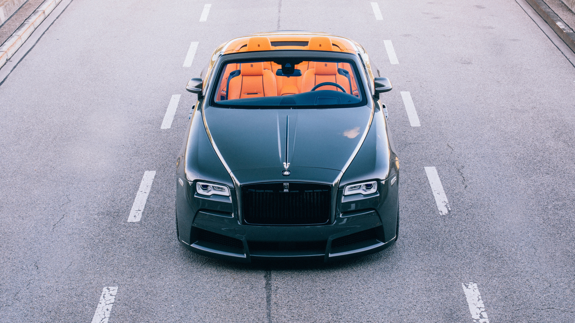 Зеленый автомобиль кабриолет Rolls Royce Dawn, 2018