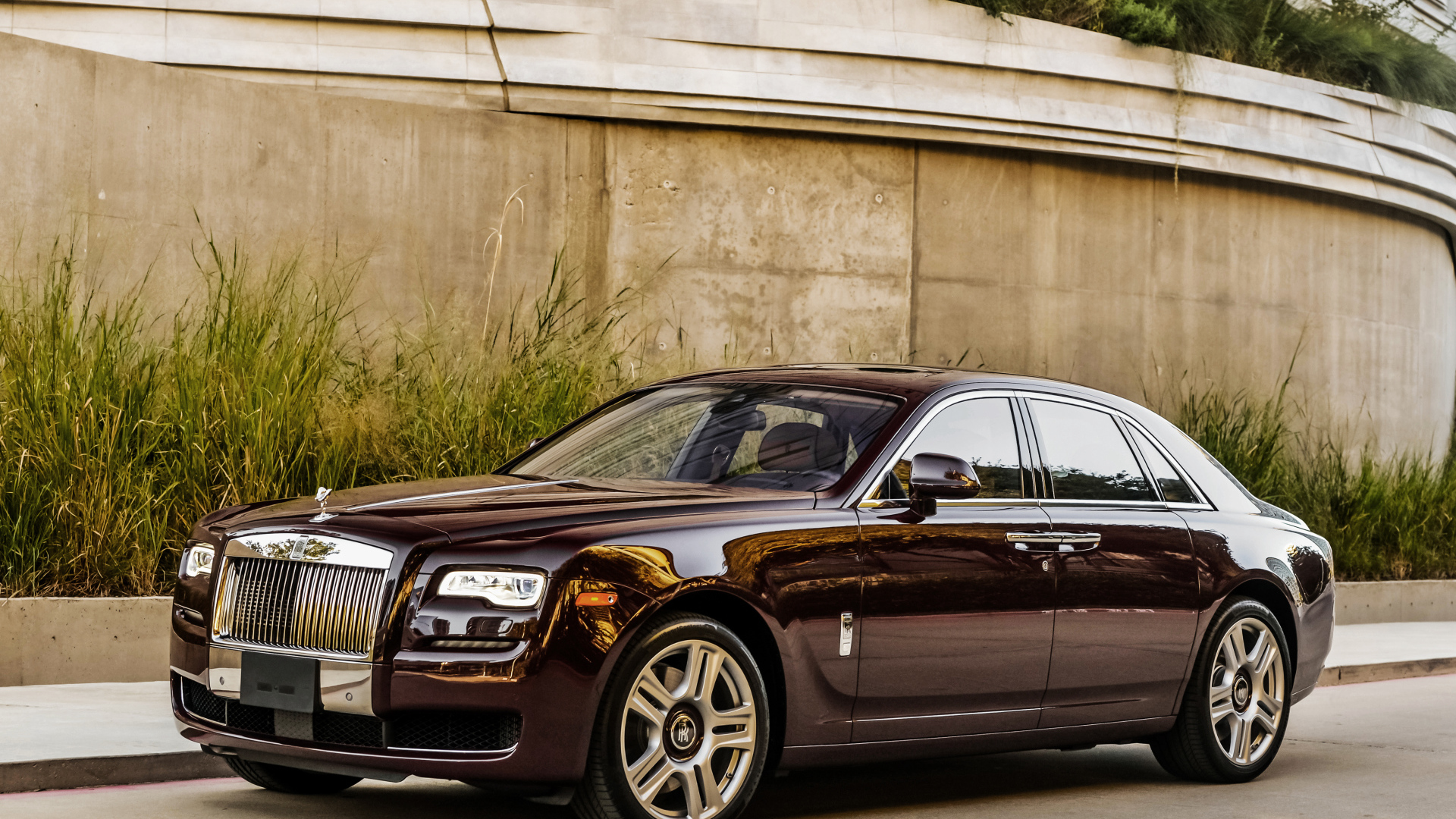 Стильный черный автомобиль Rolls Royce Ghost