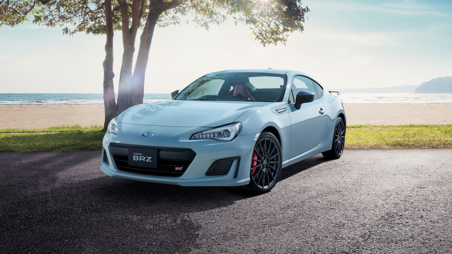 Новый белый автомобиль Subaru BRZ, 2018 на фоне океана