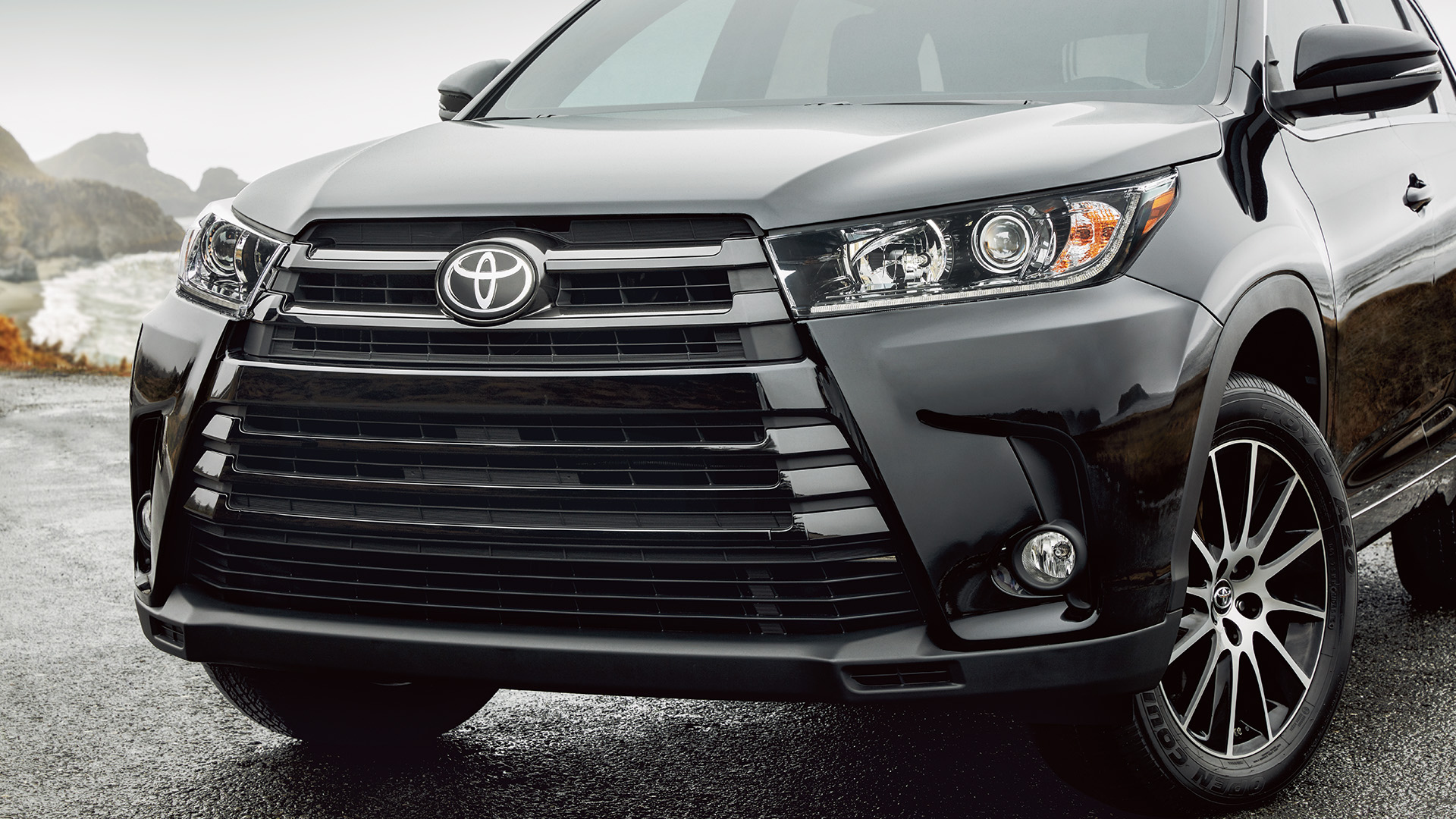 Черная Toyota Highlander 2017 года вид спереди 