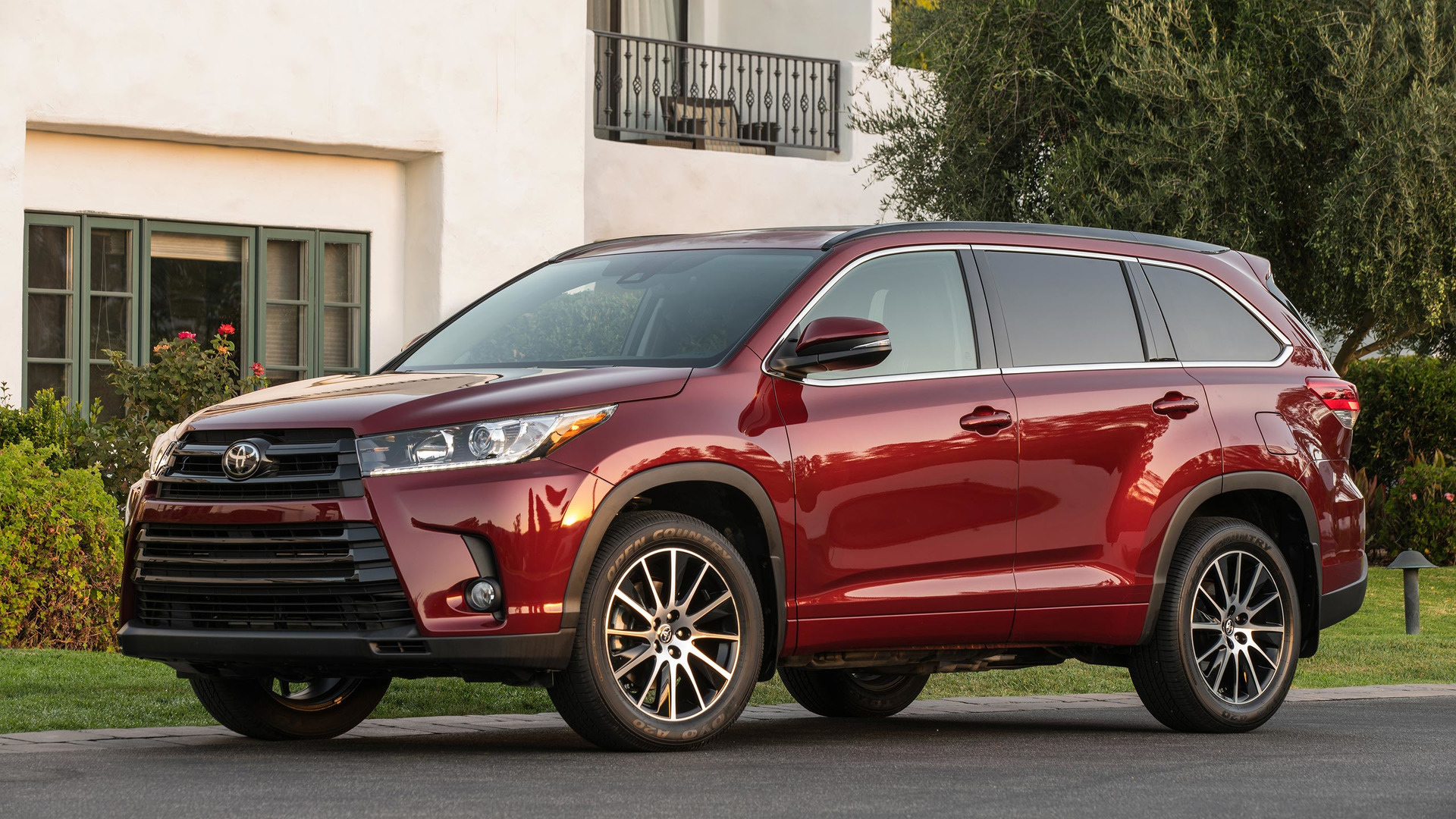 Красная Toyota Highlander 2017 года 