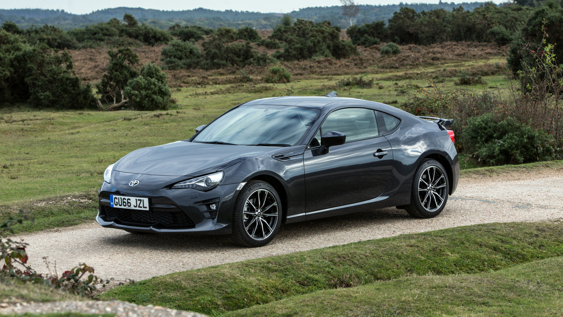 Стильный черный автомобиль Toyota 86