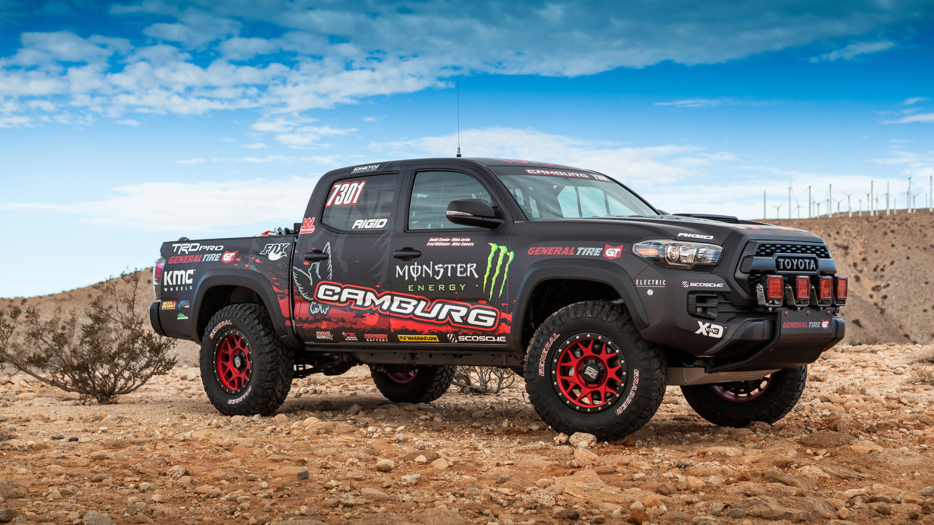 Автомобиль пикап Toyota Tacoma на фоне голубого неба