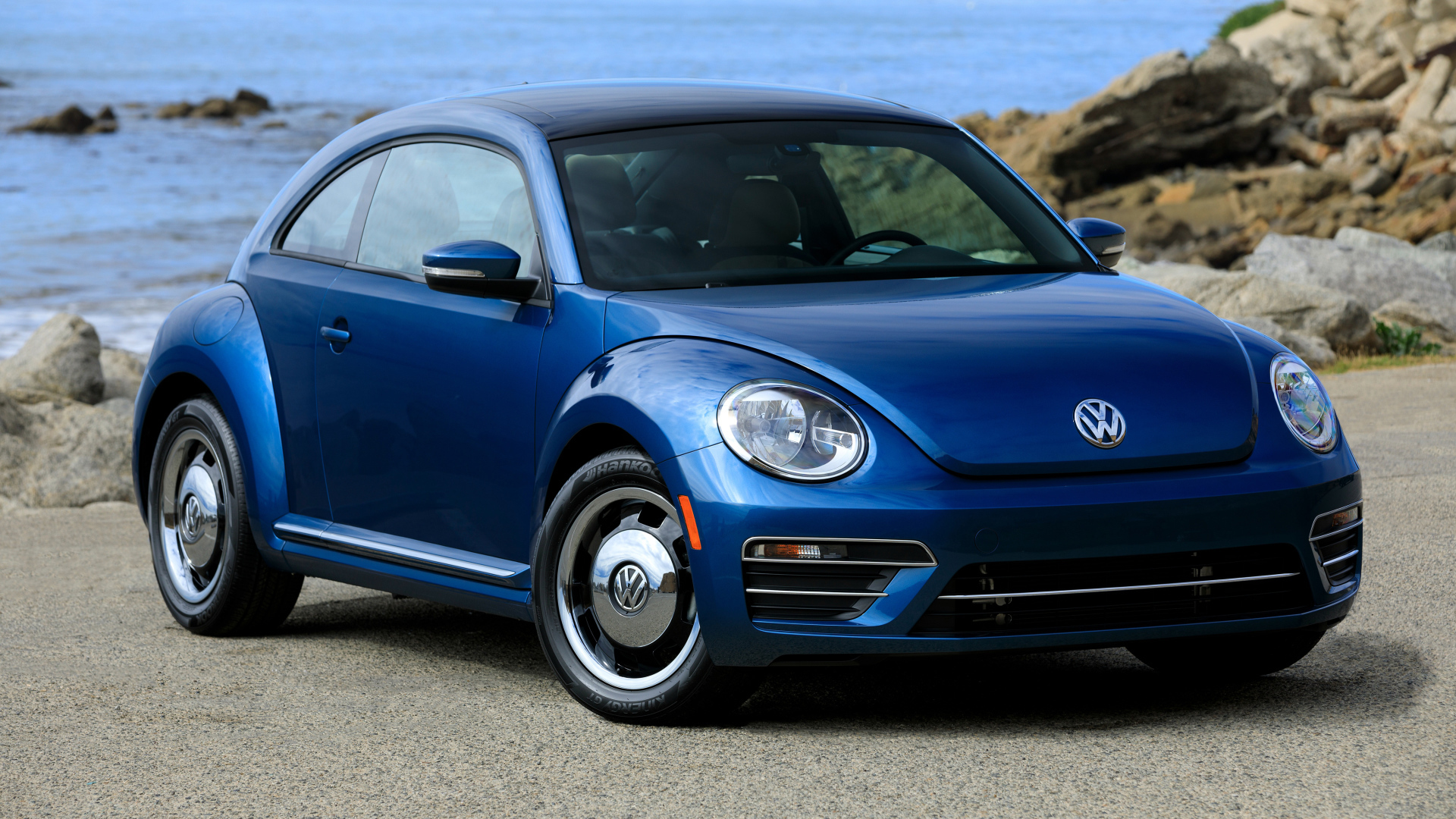 Синий автомобиль купе Volkswagen Beetle Turbo, 2018