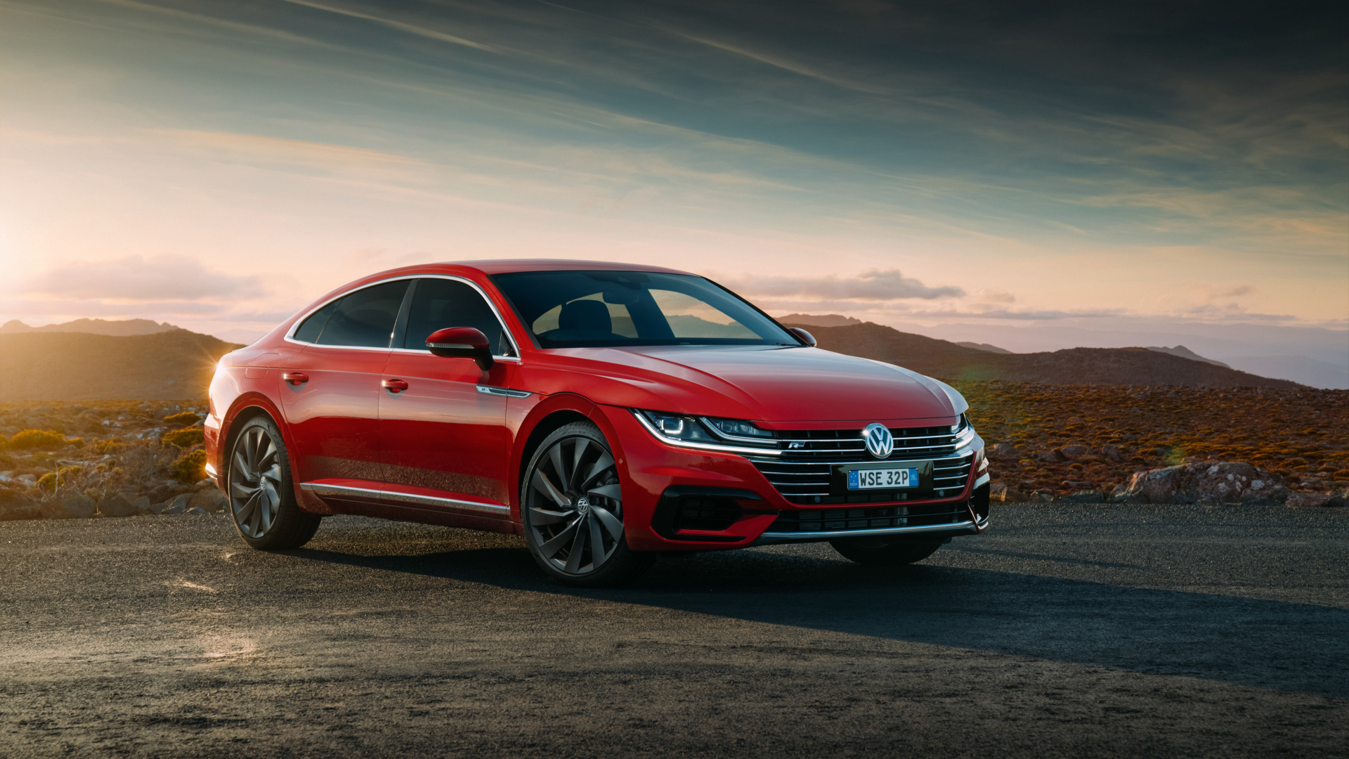 Красный стильный автомобиль Volkswagen Arteon 4MOTION R-Line, 2017