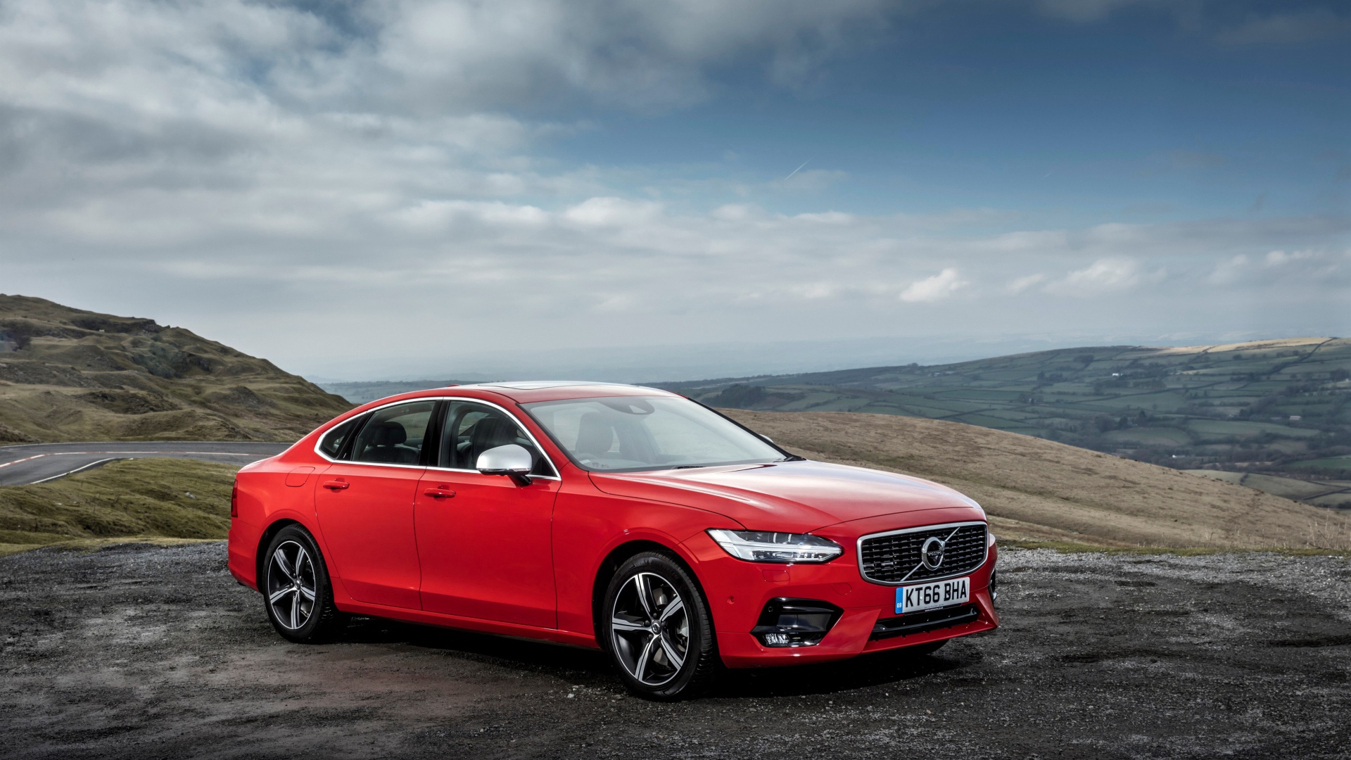 Красный автомобиль Volvo S90 D5 R-Design, 2017 