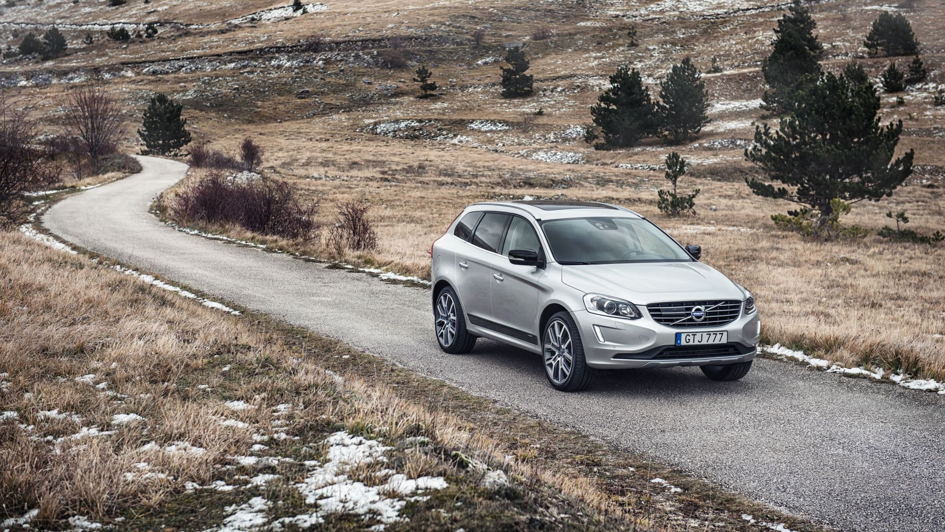 Серебристый внедорожник Volvo XC60 на трассе