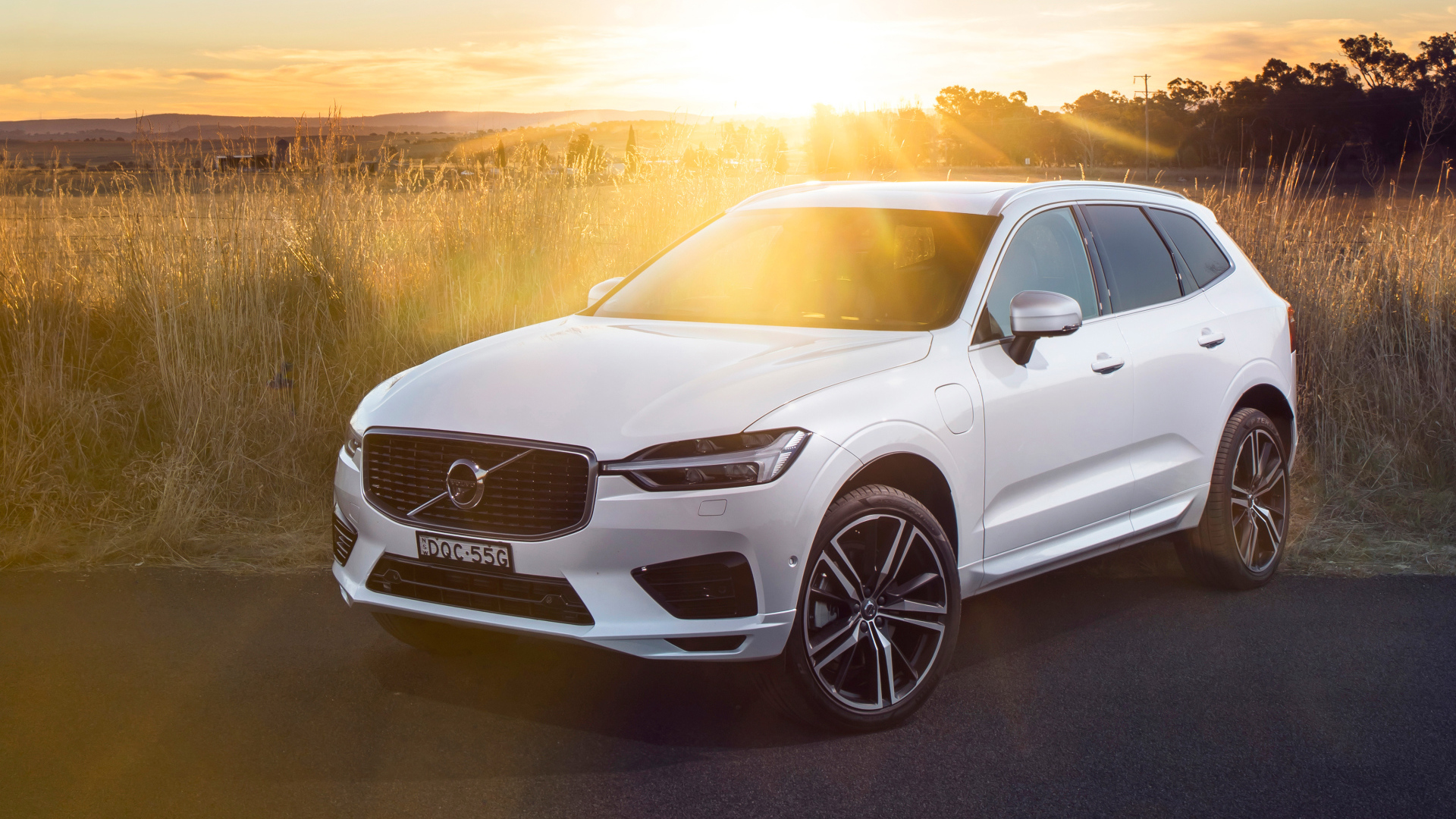 Белый автомобиль Volvo XC60 T8 Inscription, 2018 в лучах солнца