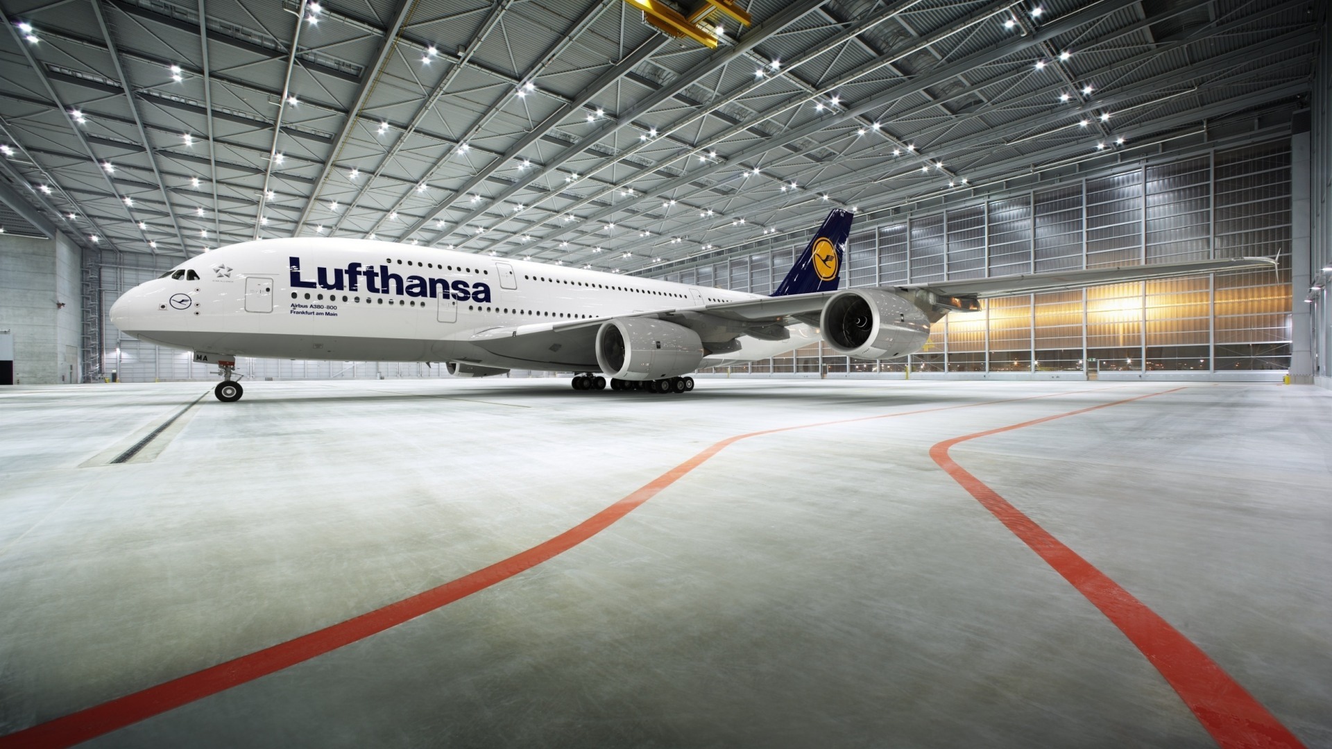 Airbus A380 авиакомпании Lufthansa в ангаре