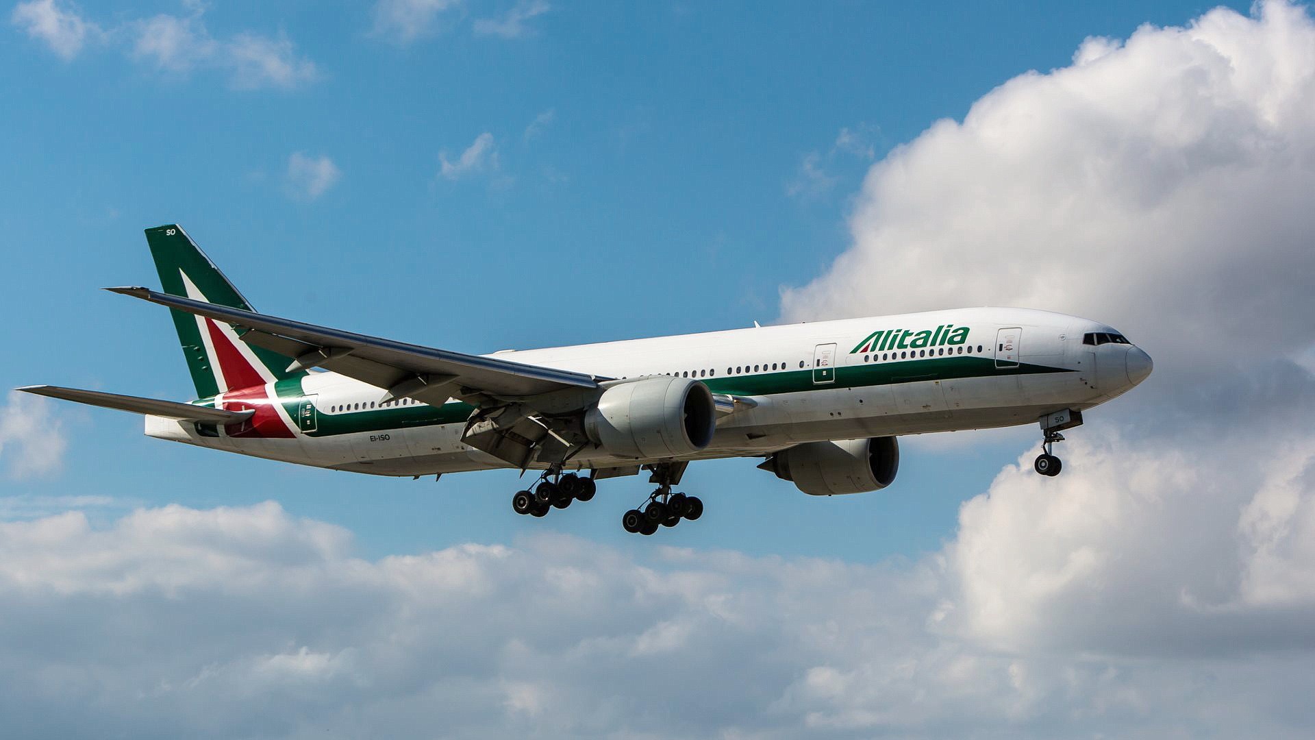 Авиалайнер Boeing 777 авиакомпании Alitalia идет на посадку 