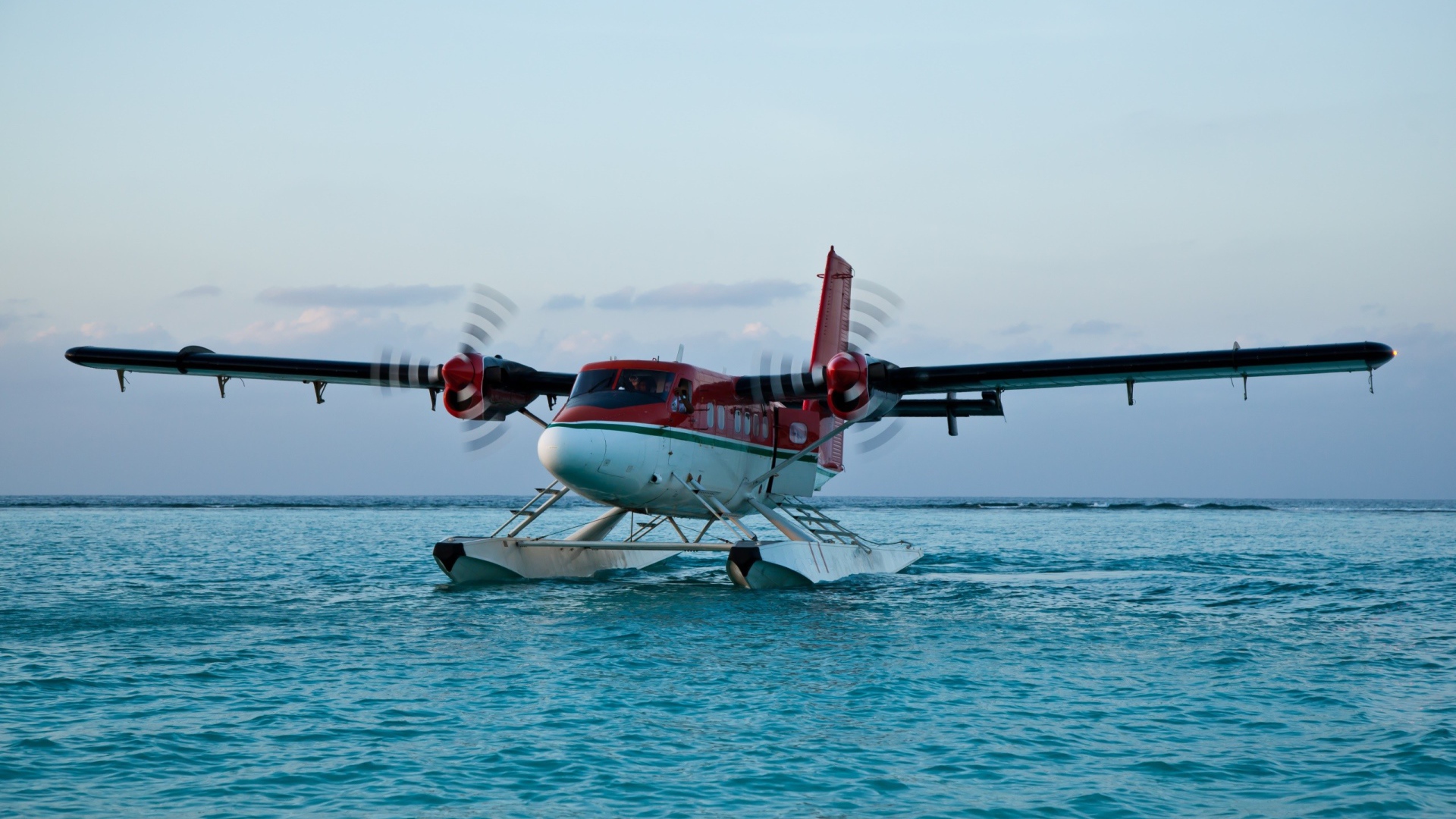 Самолет  DHC-6 Твин Оттер на воде 