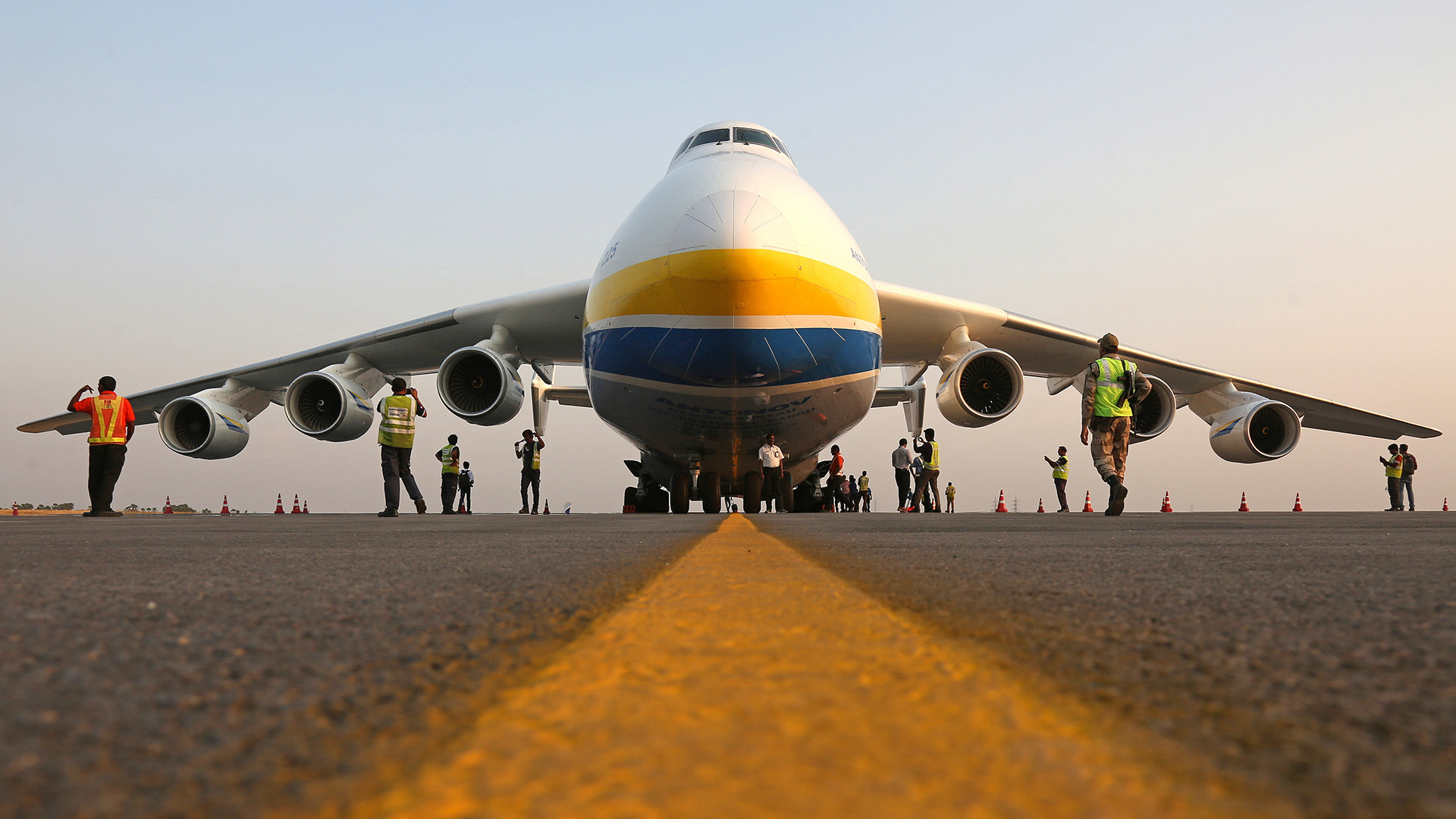 Проверка транспортного самолета АН -  225 Мрия перед взлетом 
