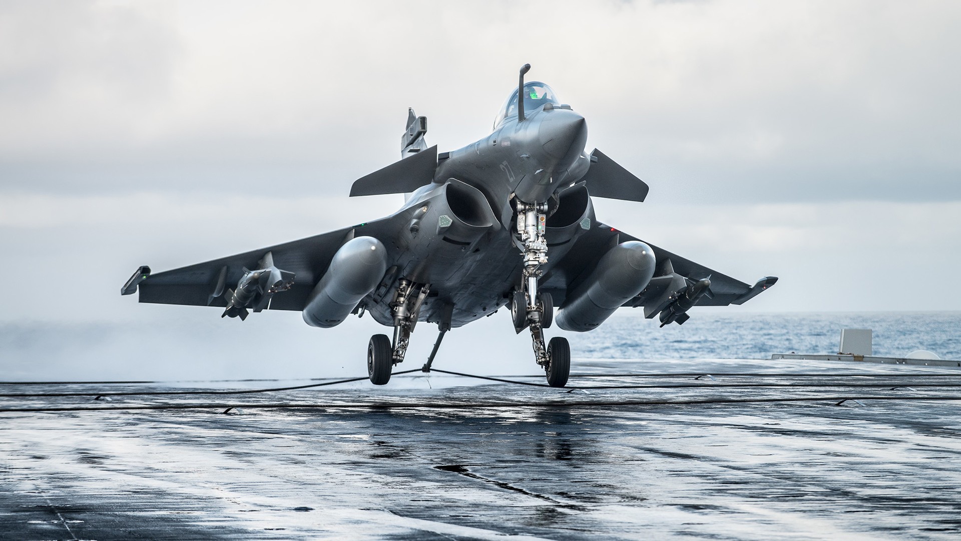 Многоцелевой истребитель Dassault Rafale готовится к взлету 