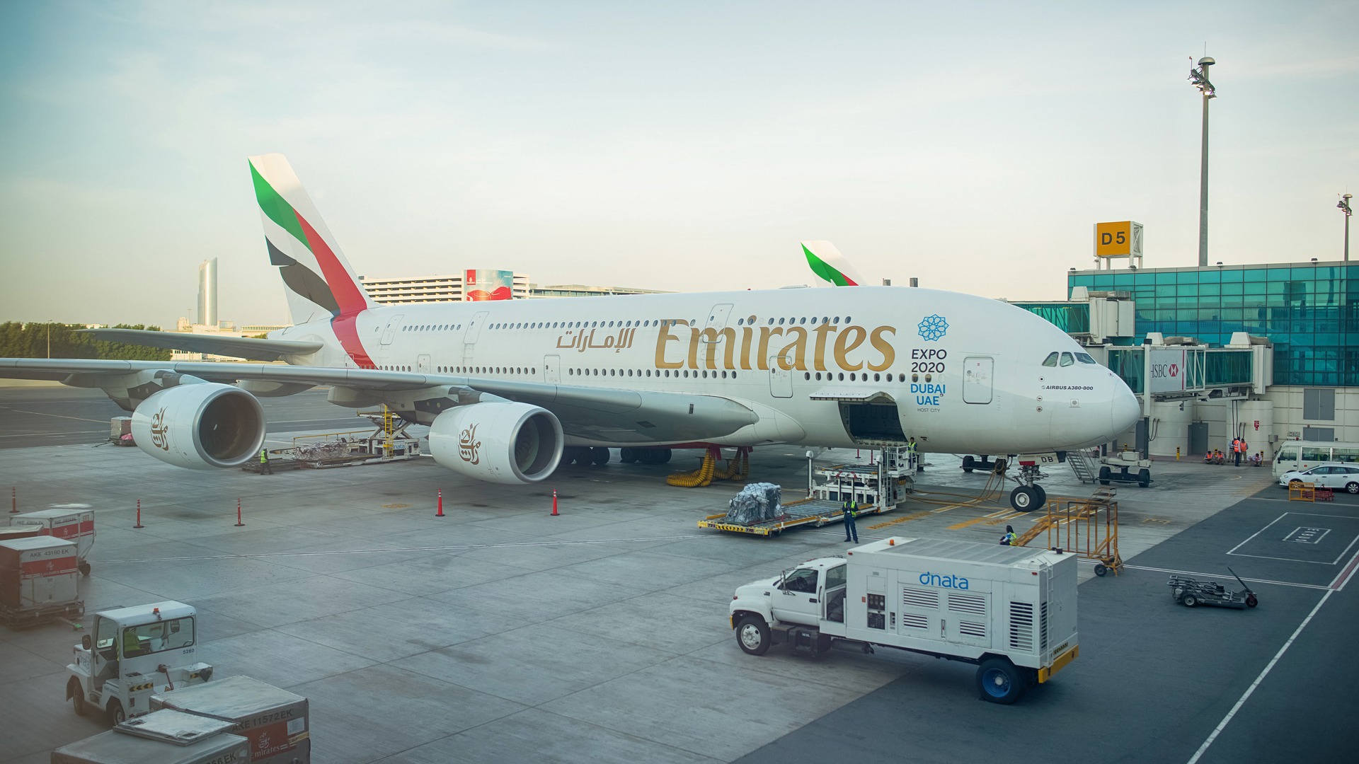 Двухпалубный Airbus A380 - 800 авиакомпании Emirates подготовка к взлету 