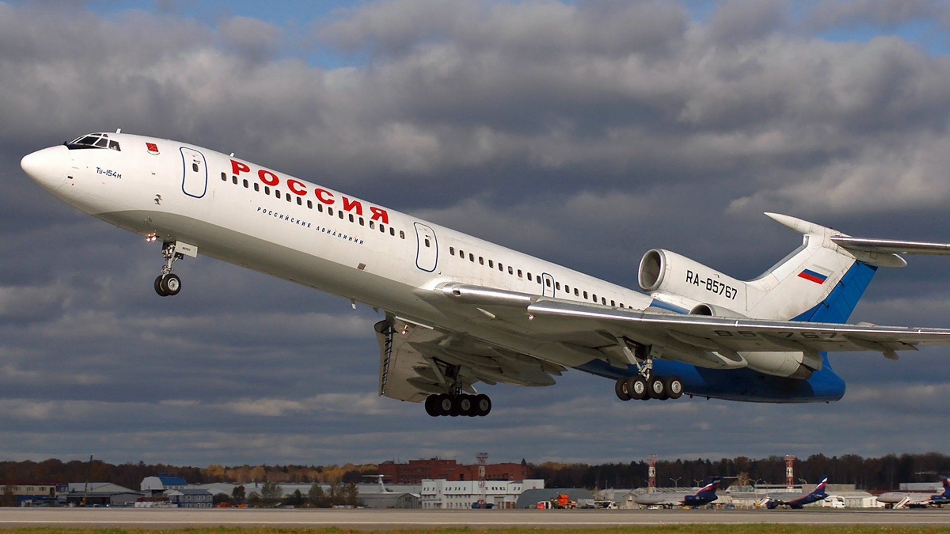 Взлет самолета ТУ-154 российских авиалиний 
