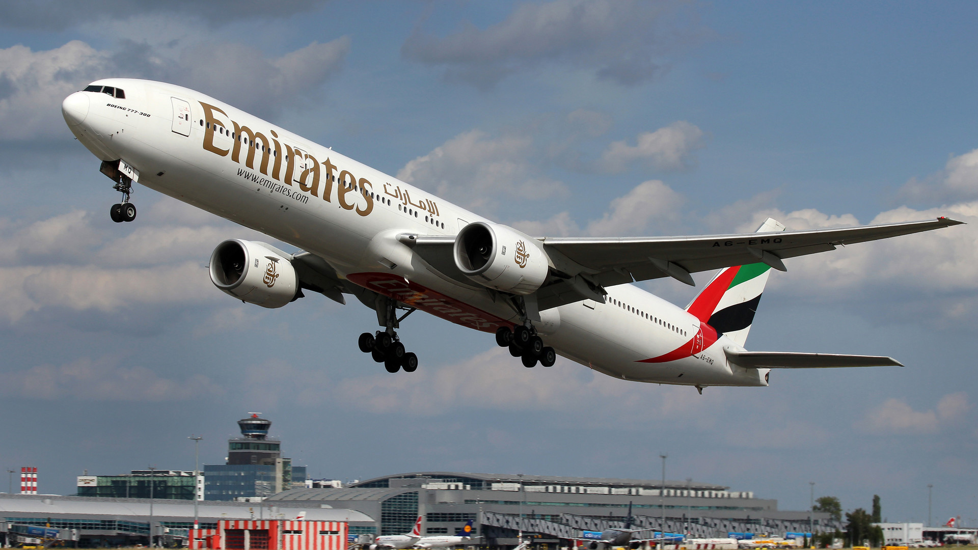Взлет Boeing 777- 300 авиакомпании Emirates 