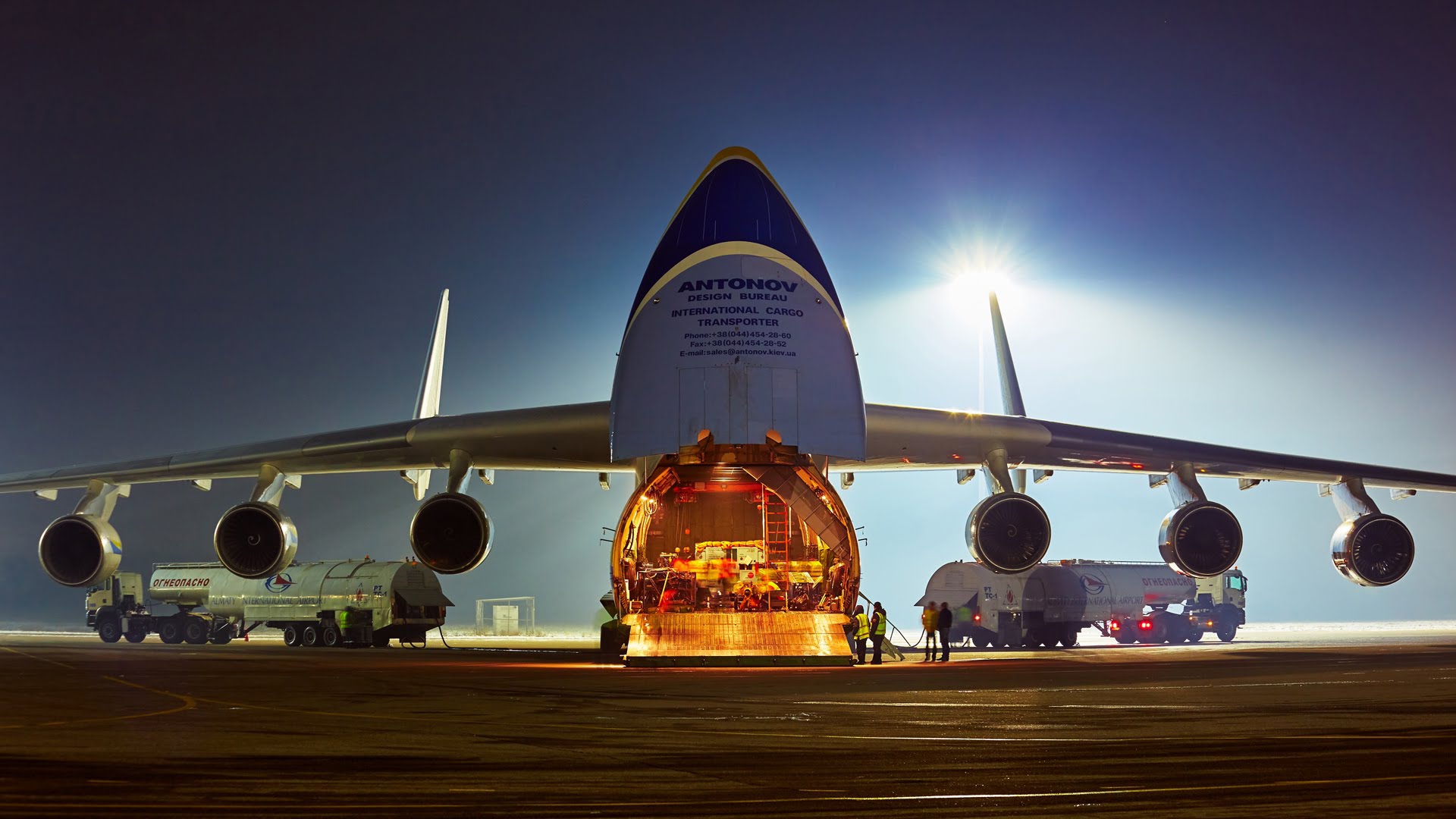 Разгрузка транспортного самолета Ан 225 Мрия в аэропорту города Алматы 