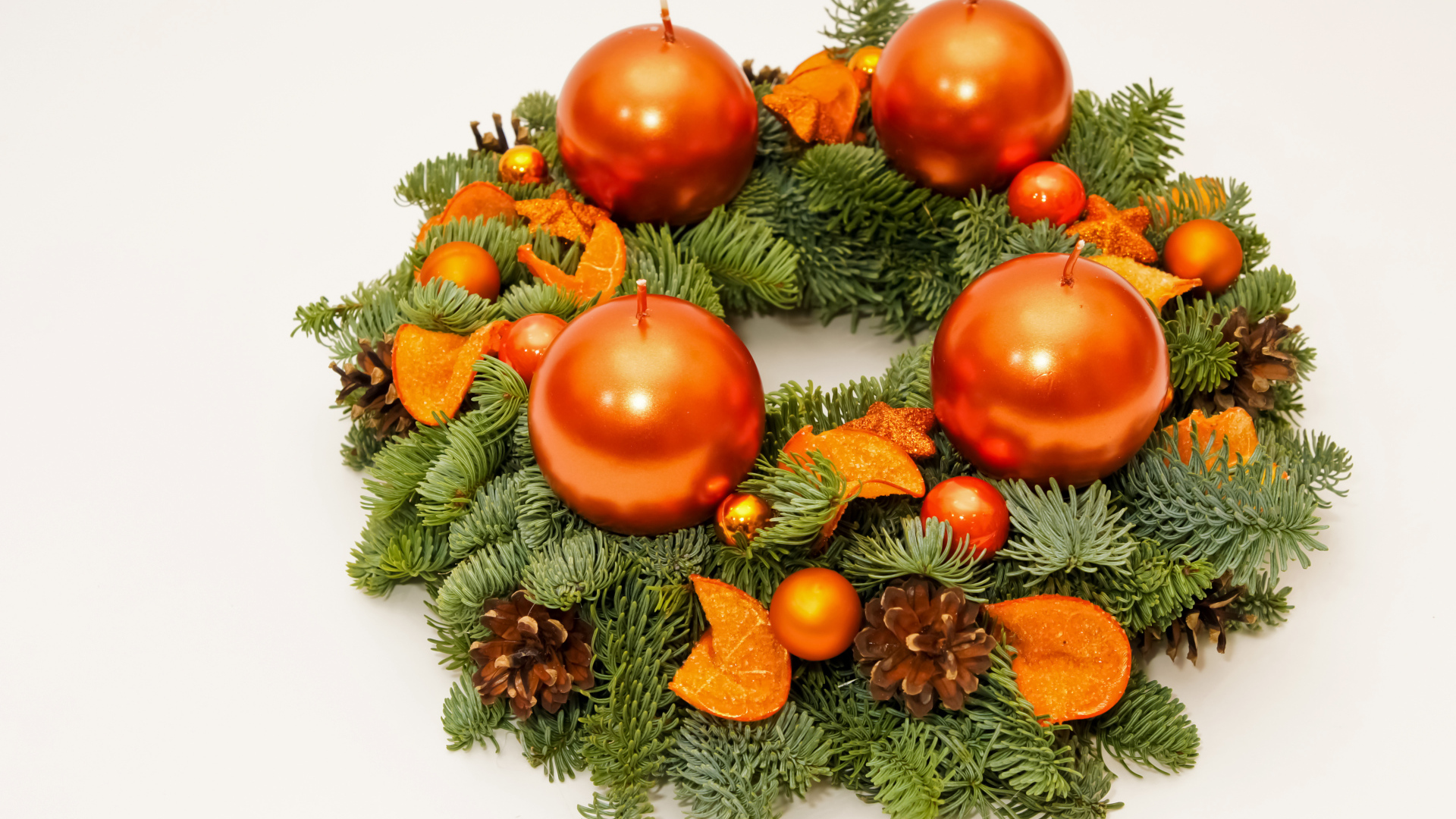 Рождественский венок из еловых ветвей со свечами