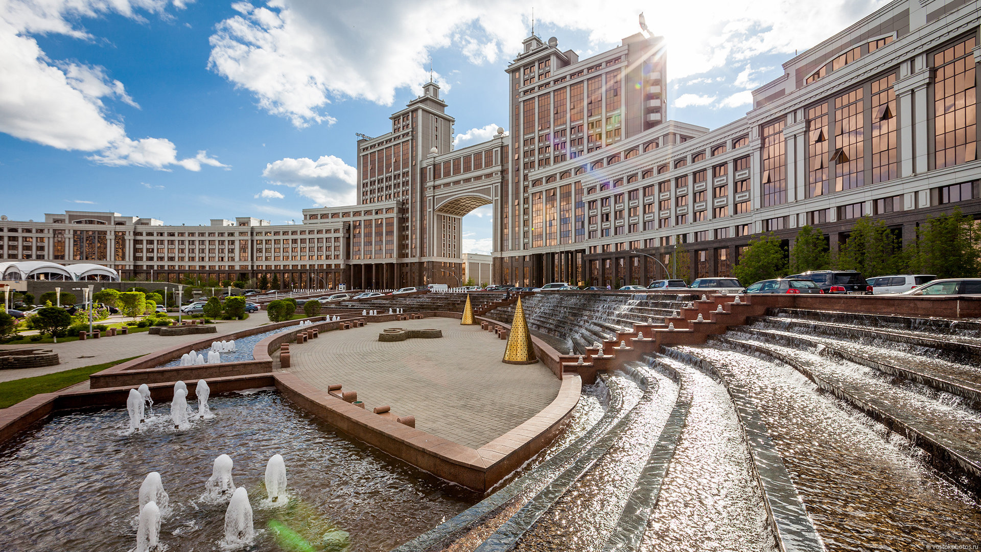 Красивое здание «Казмунай Газ»  город Астана 