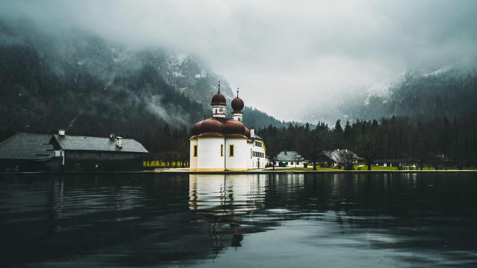 Церковь в городе у озера 
