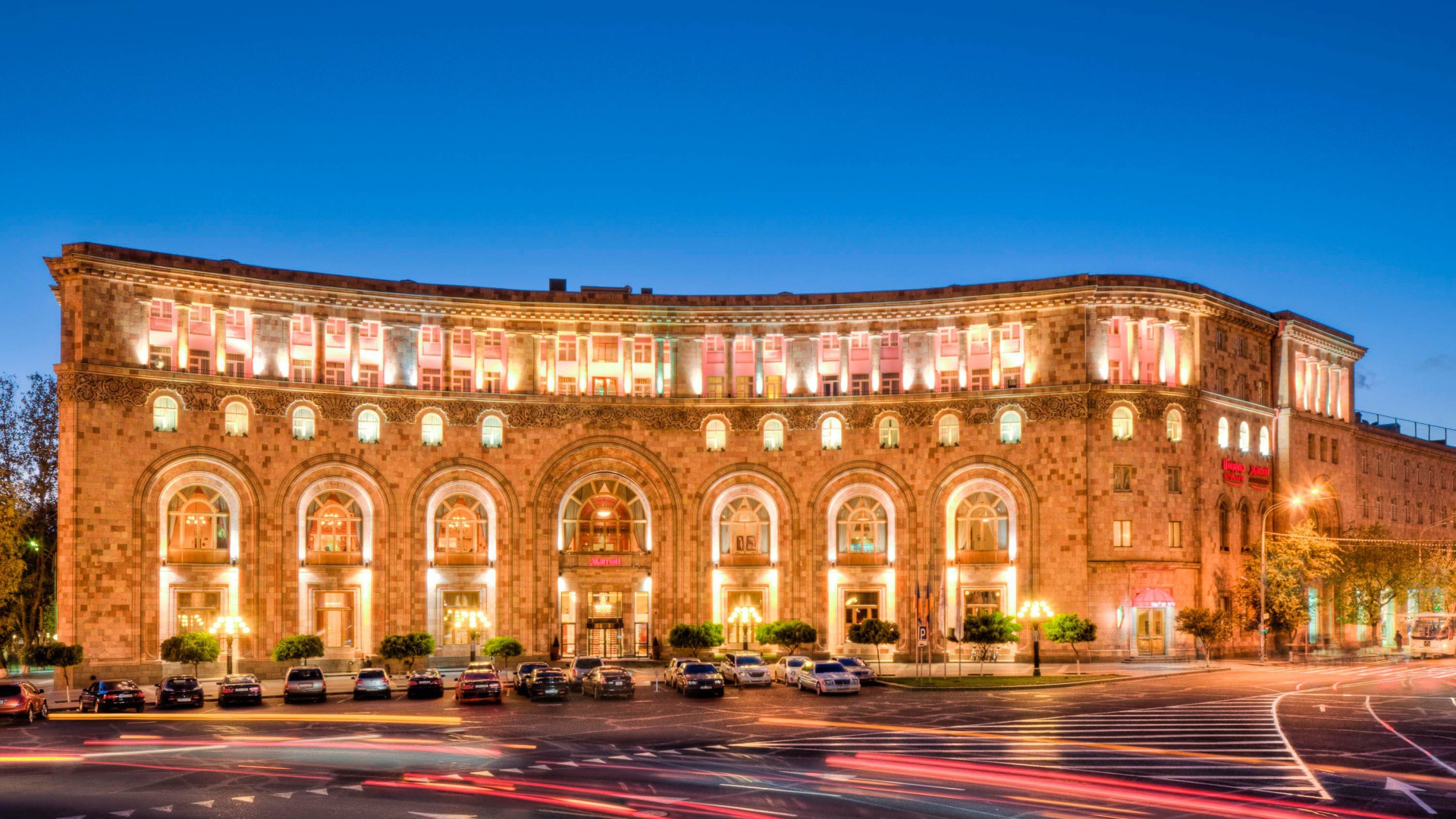 Отель Марриотт вечером город  Ереван 