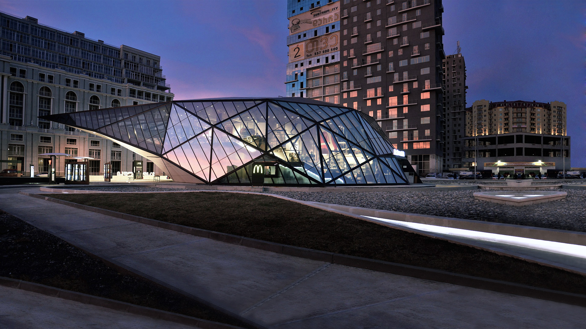 Стеклянное здание McDonald's в Батуми 