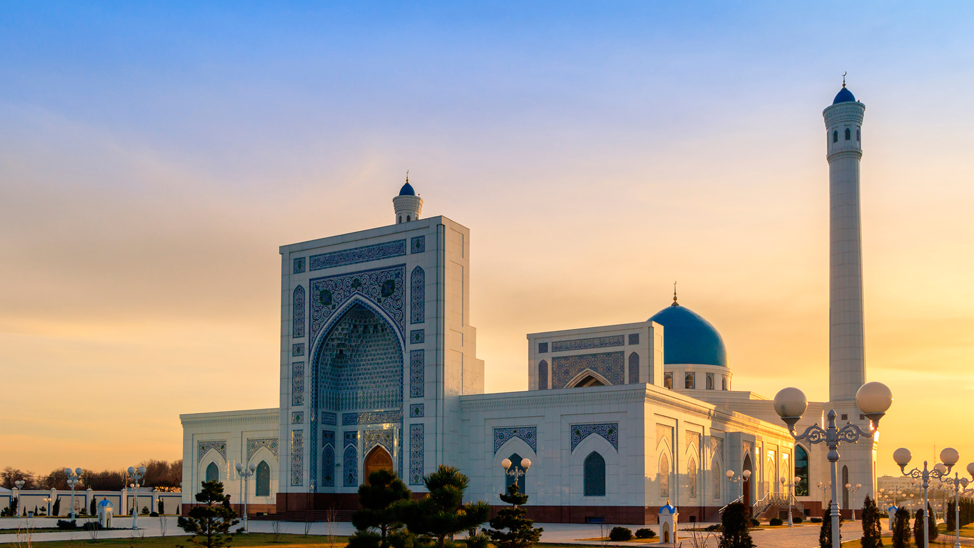 Мечеть Минор на фоне красивого неба город Ташкент 