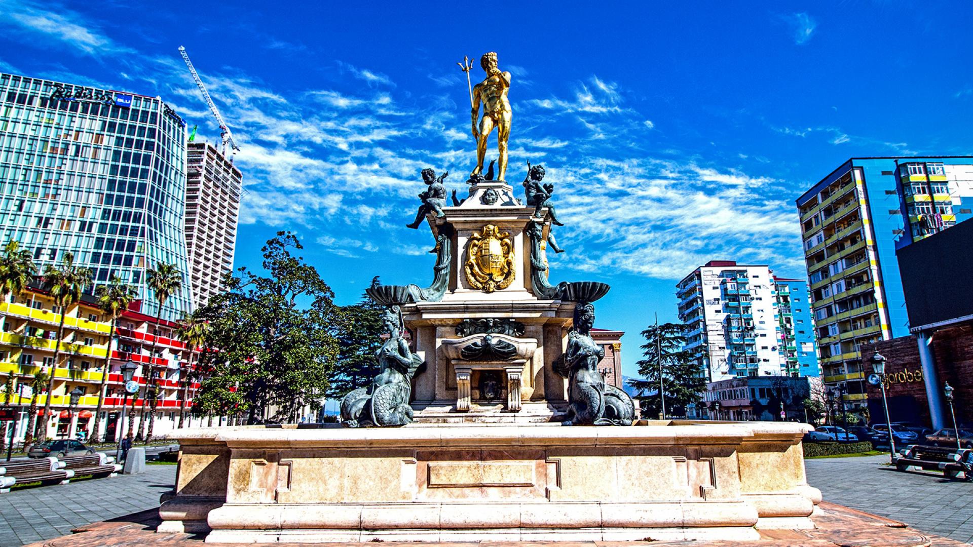 Памятник на проспекте Руставели Батуми 