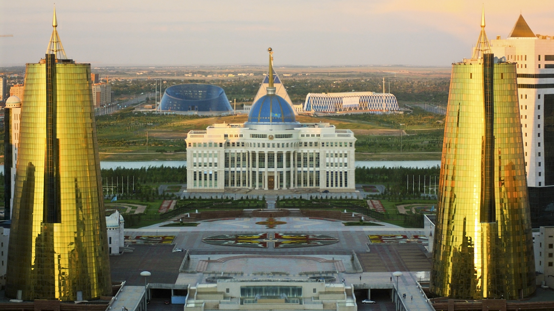 Панорама города Астана со смотровой площадки Байтерека 