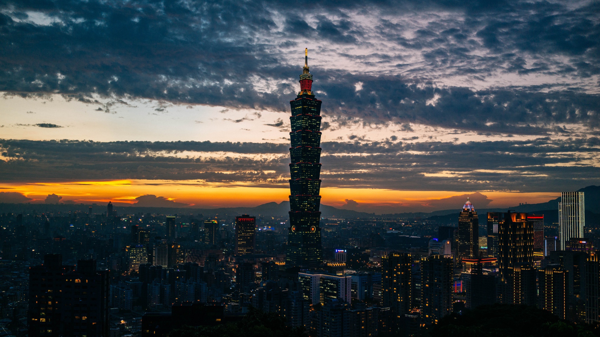 Небоскреб в ночном городе на фоне неба 