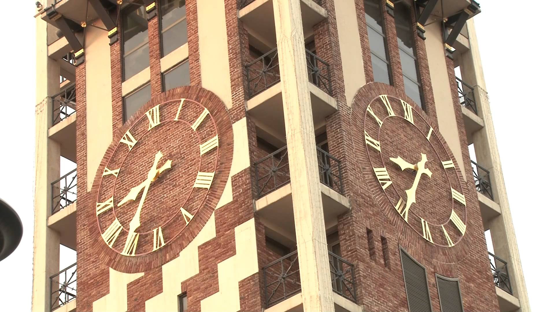 Часы на высотном здании Батуми 