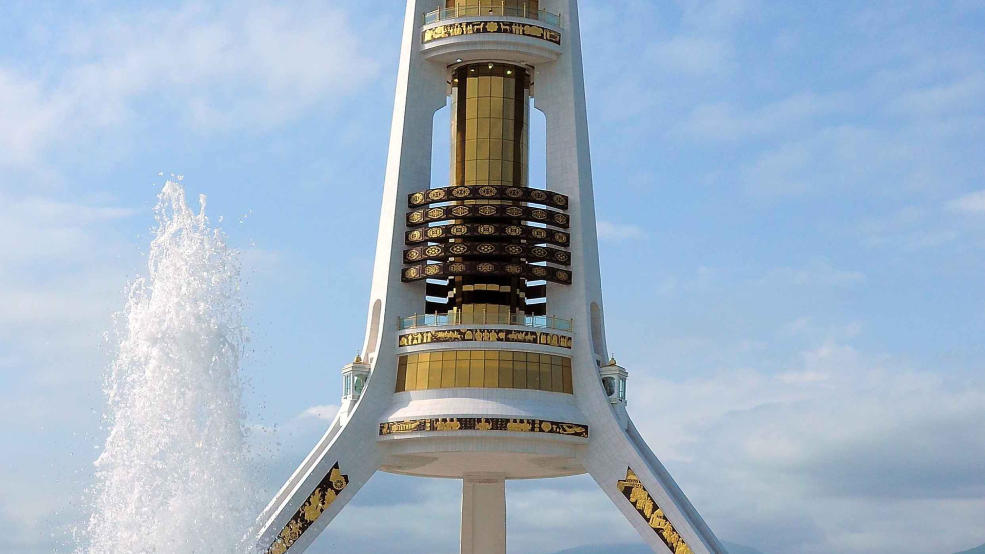 Уч Аяк Башня Свободы город Туркменистан  