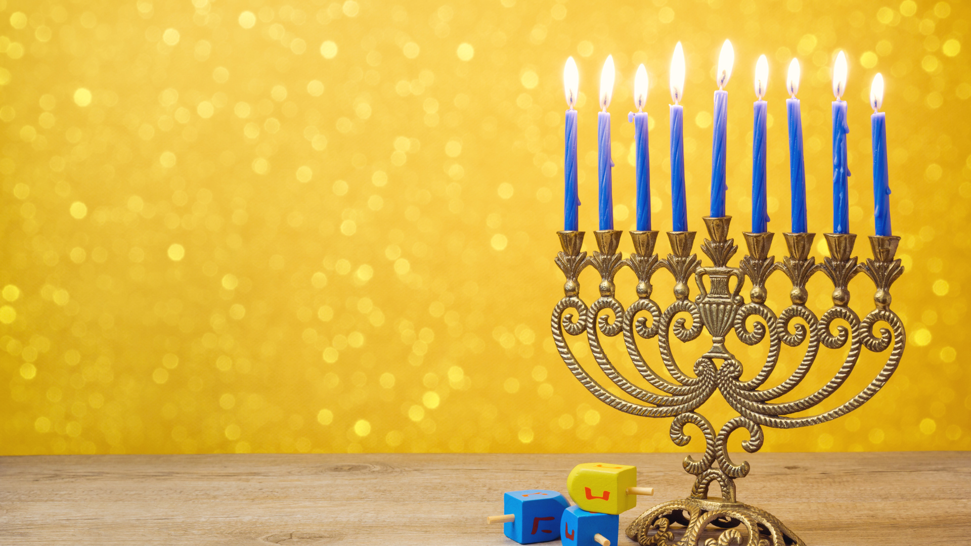 Красивый старинный подсвечник с голубыми свечами