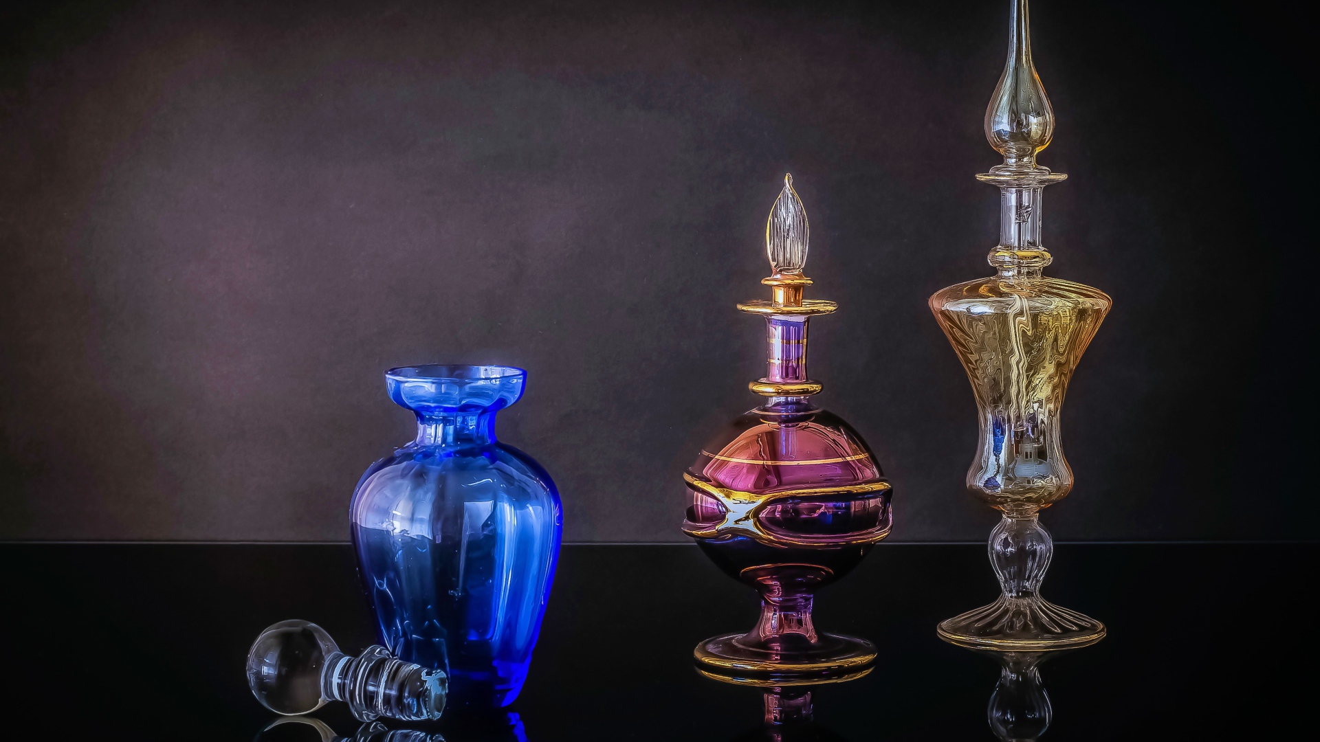 Разноцветные стеклянные флаконы для духов