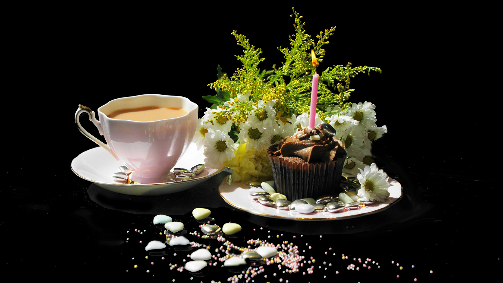 Чашка кофе и праздничный кекс на столе 