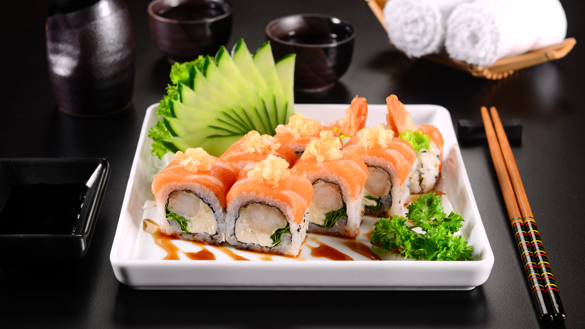 Аппетитные японские суши с красной рыбой 