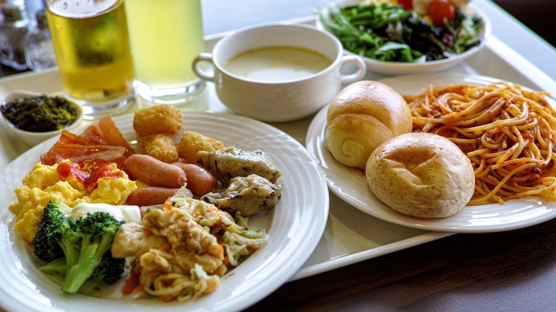 Аппетитный сытный завтрак на белых тарелках