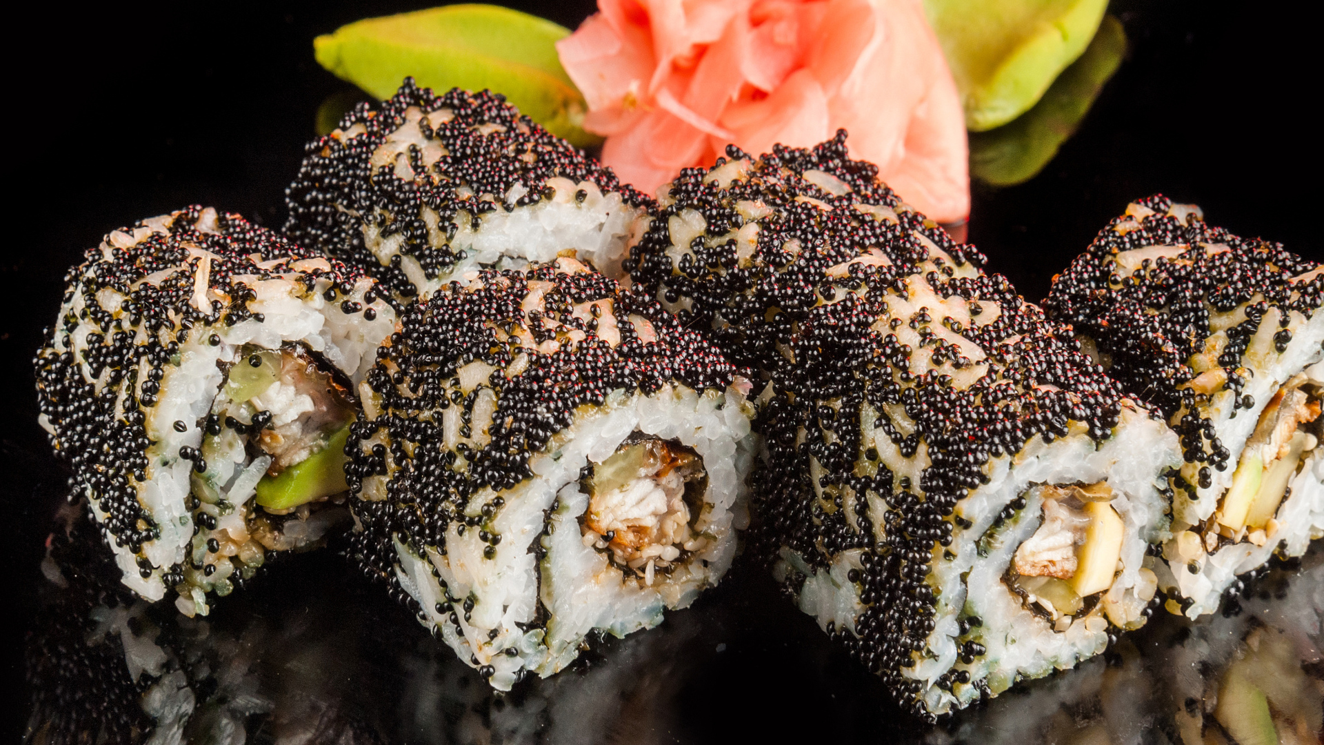 Аппетитные роллы с черной икрой 