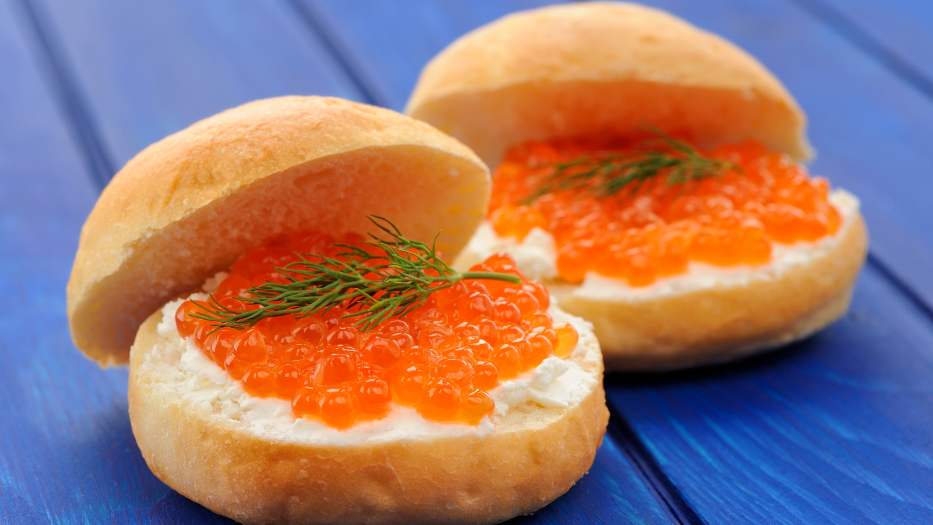 Булочки с красной икрой и сыром 