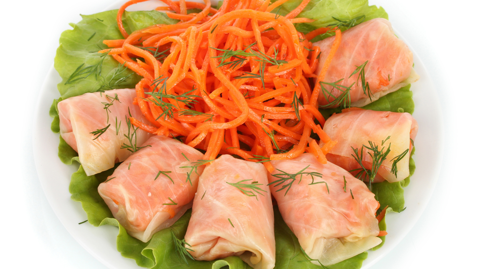 Голубцы с корейской морковью на белом фоне